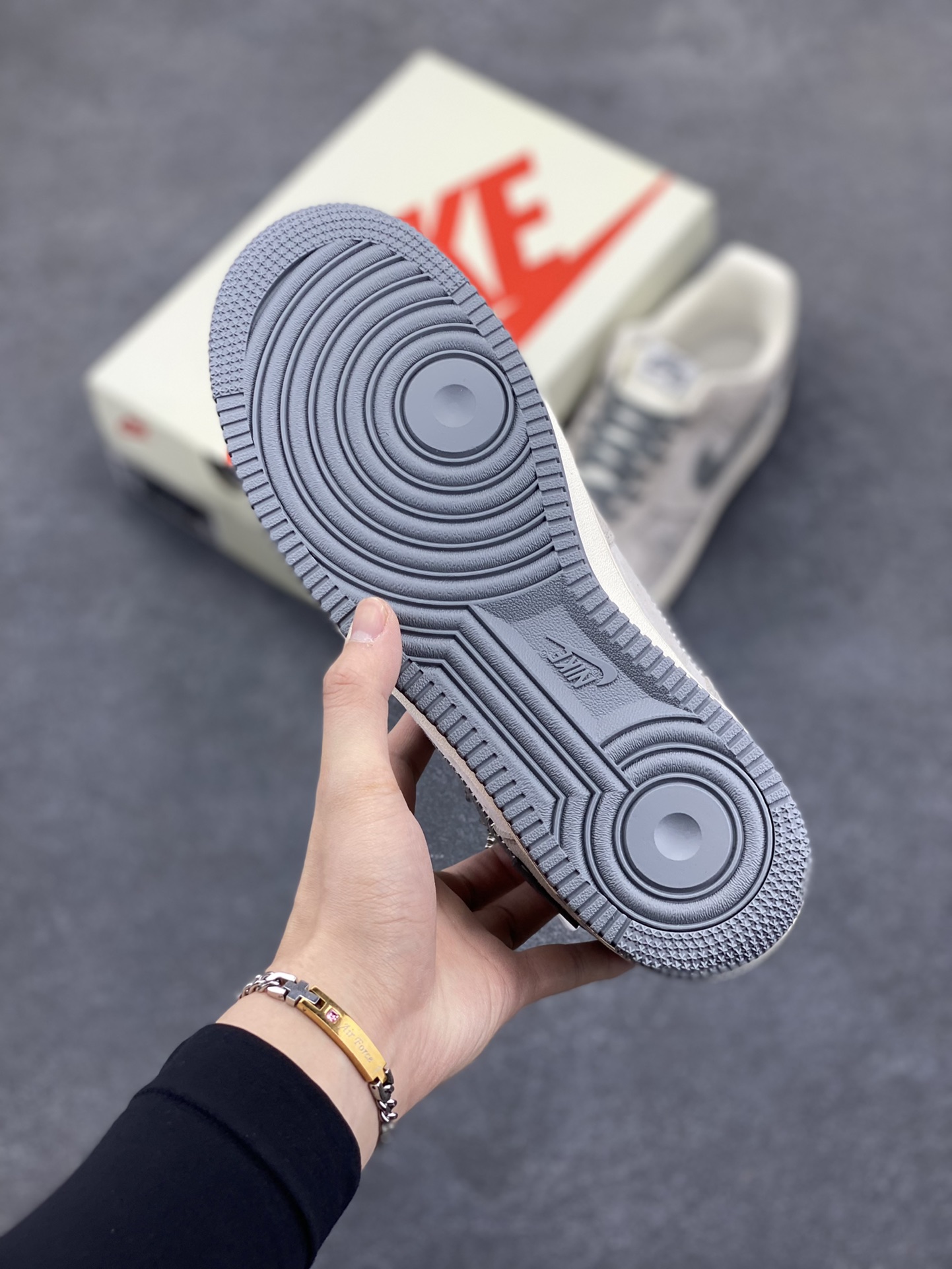 图片[5]-NIke Air Force 1 \’07 Low “暴力熊联名——灰刺绣勾”空军一号 低帮 运动鞋 休闲鞋 折边针车 工艺难度大 原楦头原纸板 原装鞋盒 定制五金配件 内置全掌气垫 原厂鞋底 货号：KK1988-047 尺码：36 36.5 37.5 38 38.5 39 40 40.5 41 42 42.5 43 44 44.5 45-选品中心