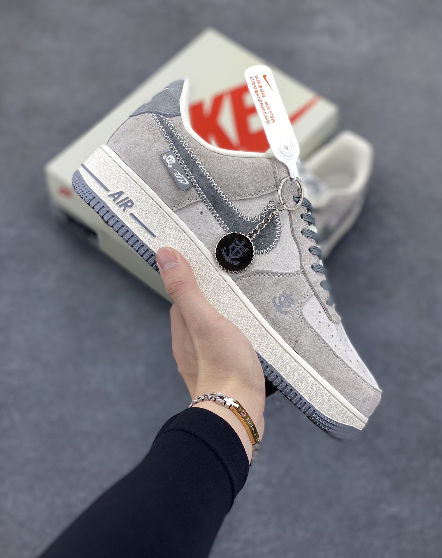 NIke Air Force 1 \’07 Low “暴力熊联名——灰刺绣勾”空军一号 低帮 运动鞋 休闲鞋 折边针车 工艺难度大 原楦头原纸板 原装鞋盒 定制五金配件 内置全掌气垫 原厂鞋底 货号:KK1988-047 尺码:36 36.5 37.5 38 38.5 39 40 40.5 41 42 42.5 43 44 44.5 45-选品中心