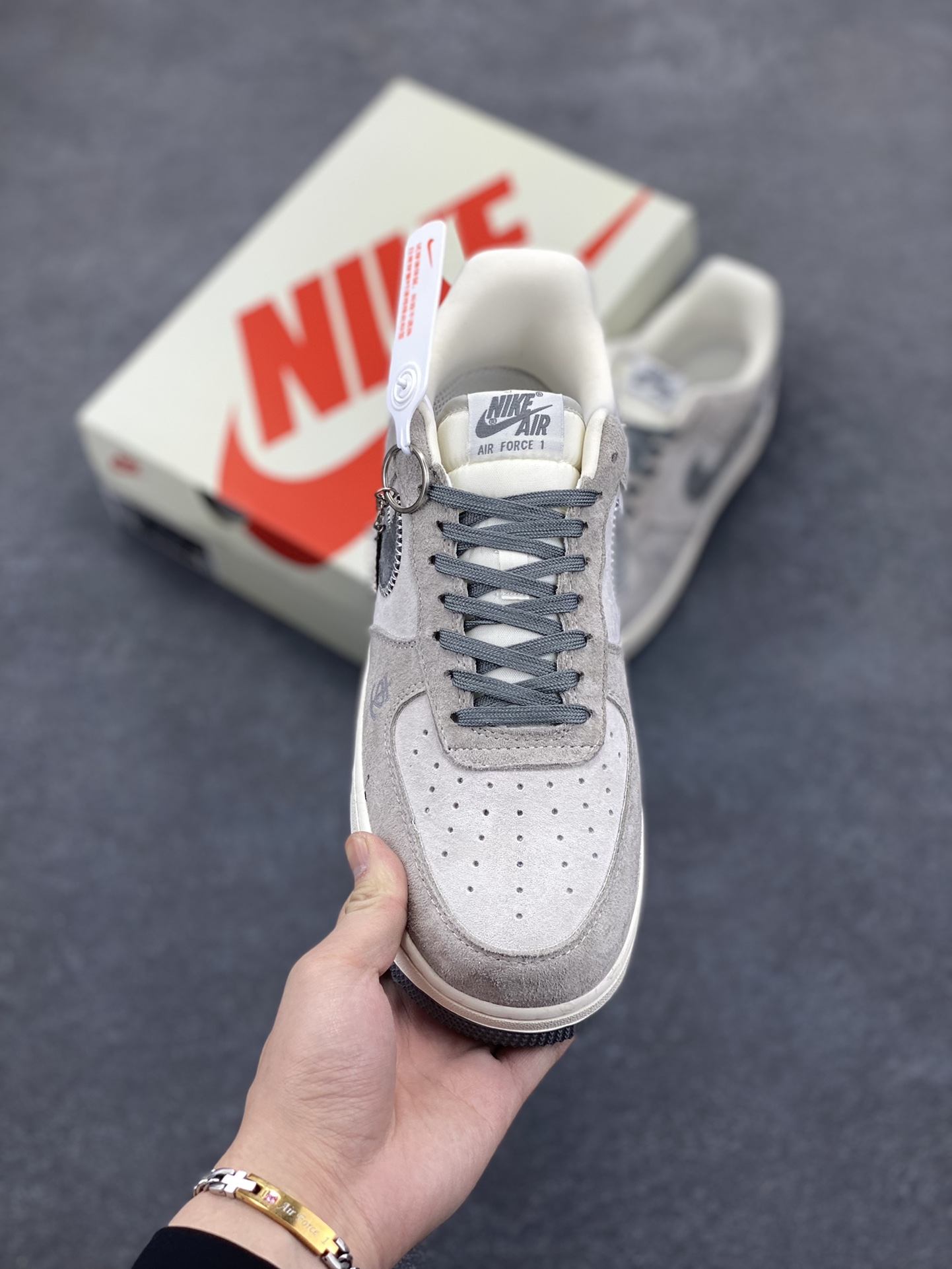 图片[2]-NIke Air Force 1 \’07 Low “暴力熊联名——灰刺绣勾”空军一号 低帮 运动鞋 休闲鞋 折边针车 工艺难度大 原楦头原纸板 原装鞋盒 定制五金配件 内置全掌气垫 原厂鞋底 货号：KK1988-047 尺码：36 36.5 37.5 38 38.5 39 40 40.5 41 42 42.5 43 44 44.5 45-选品中心
