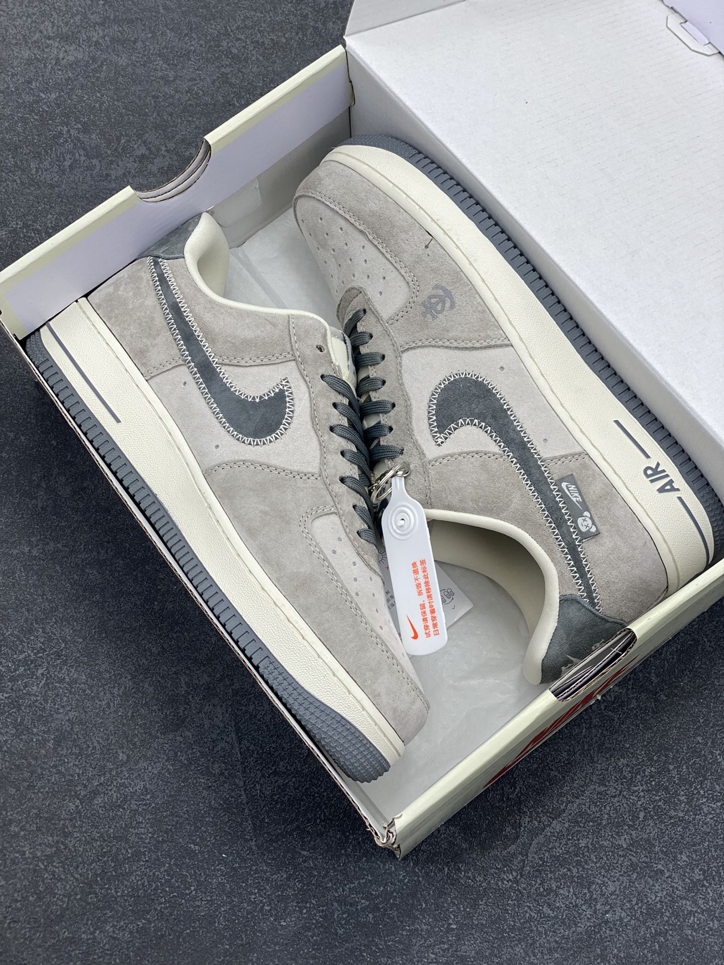 图片[9]-NIke Air Force 1 \’07 Low “暴力熊联名——灰刺绣勾”空军一号 低帮 运动鞋 休闲鞋 折边针车 工艺难度大 原楦头原纸板 原装鞋盒 定制五金配件 内置全掌气垫 原厂鞋底 货号：KK1988-047 尺码：36 36.5 37.5 38 38.5 39 40 40.5 41 42 42.5 43 44 44.5 45-选品中心