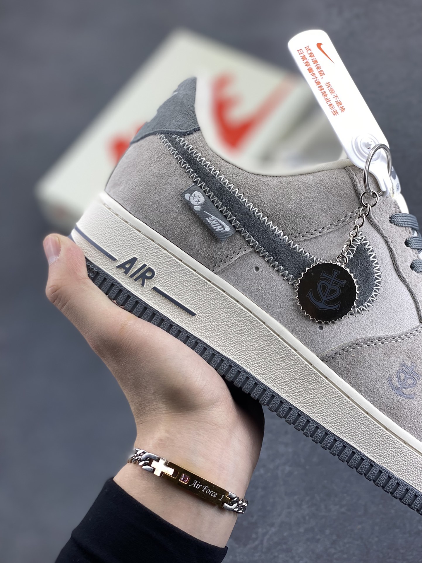 图片[6]-NIke Air Force 1 \’07 Low “暴力熊联名——灰刺绣勾”空军一号 低帮 运动鞋 休闲鞋 折边针车 工艺难度大 原楦头原纸板 原装鞋盒 定制五金配件 内置全掌气垫 原厂鞋底 货号：KK1988-047 尺码：36 36.5 37.5 38 38.5 39 40 40.5 41 42 42.5 43 44 44.5 45-选品中心