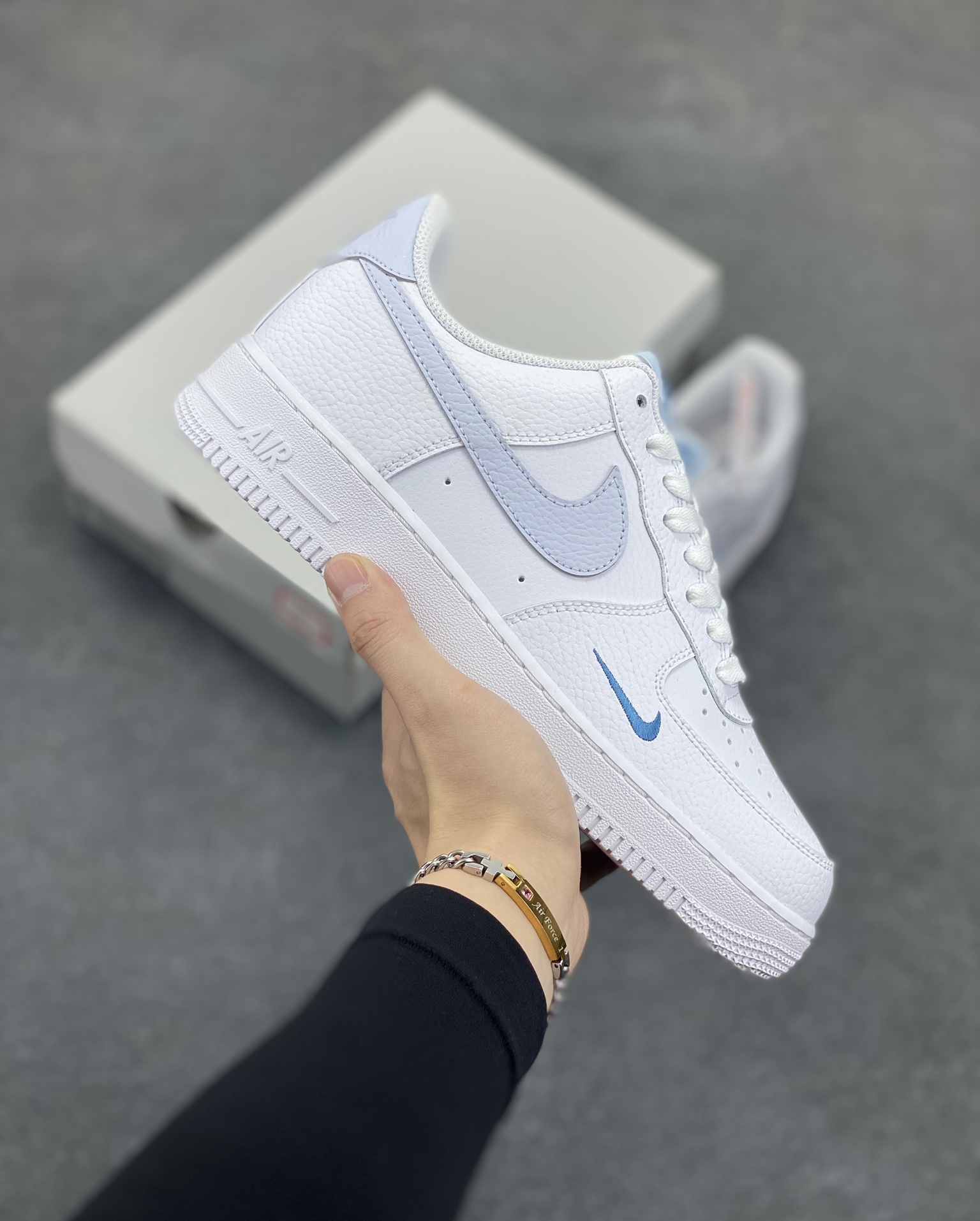 Nk Air Force 1\’07 Low 白月色 空军一号低帮休闲板鞋 原楦头原纸板 打造纯正空军版型#专注外贸渠道 全掌内置蜂窝气垫 #原盒配件 原厂中底钢印、拉帮完美 货号:HV2511-100 尺码:36 36.5 37.5 38 38.5 39 40 40.5 41 42 42.5 43 44 44.5 45-选品中心
