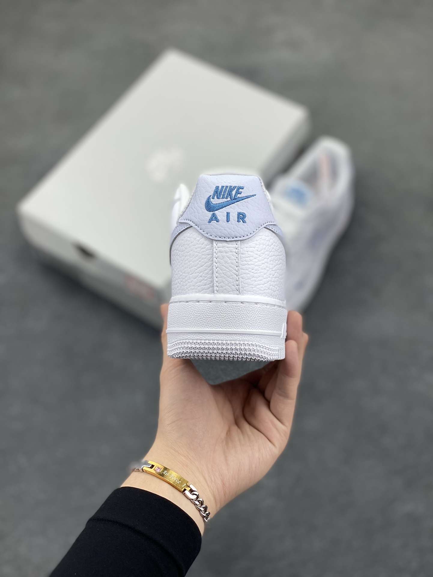 图片[4]-Nk Air Force 1\’07 Low 白月色 空军一号低帮休闲板鞋 原楦头原纸板 打造纯正空军版型#专注外贸渠道 全掌内置蜂窝气垫 #原盒配件 原厂中底钢印、拉帮完美 货号：HV2511-100 尺码：36 36.5 37.5 38 38.5 39 40 40.5 41 42 42.5 43 44 44.5 45-选品中心