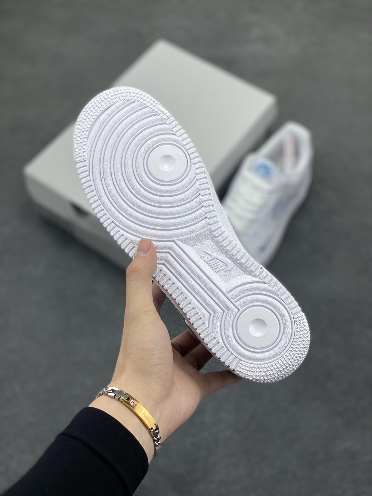 图片[5]-Nk Air Force 1\’07 Low 白月色 空军一号低帮休闲板鞋 原楦头原纸板 打造纯正空军版型#专注外贸渠道 全掌内置蜂窝气垫 #原盒配件 原厂中底钢印、拉帮完美 货号：HV2511-100 尺码：36 36.5 37.5 38 38.5 39 40 40.5 41 42 42.5 43 44 44.5 45-选品中心