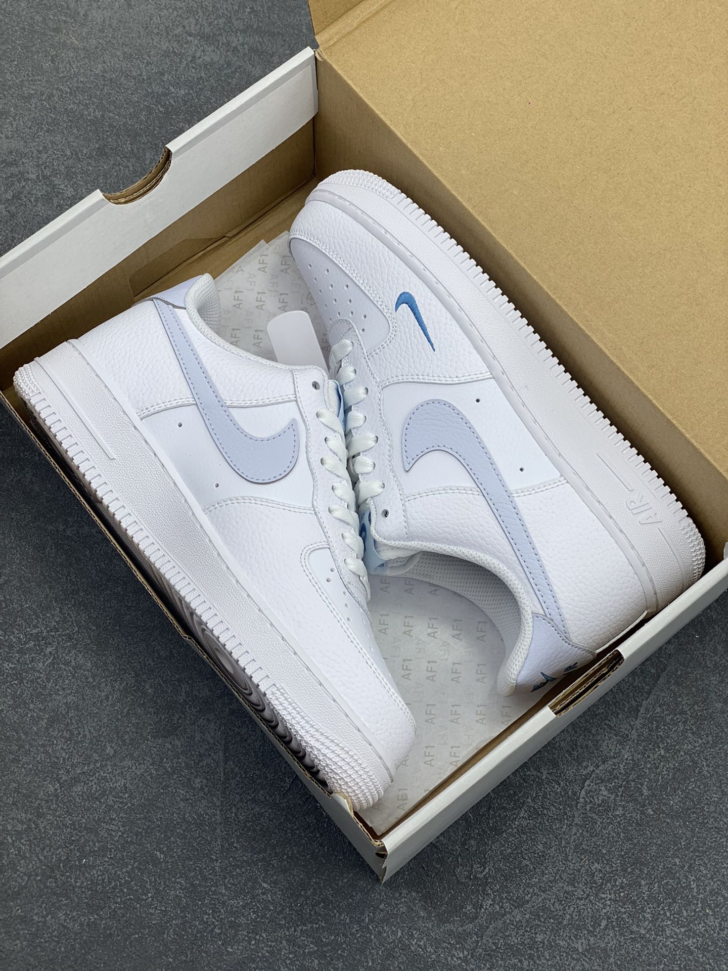 图片[9]-Nk Air Force 1\’07 Low 白月色 空军一号低帮休闲板鞋 原楦头原纸板 打造纯正空军版型#专注外贸渠道 全掌内置蜂窝气垫 #原盒配件 原厂中底钢印、拉帮完美 货号：HV2511-100 尺码：36 36.5 37.5 38 38.5 39 40 40.5 41 42 42.5 43 44 44.5 45-选品中心