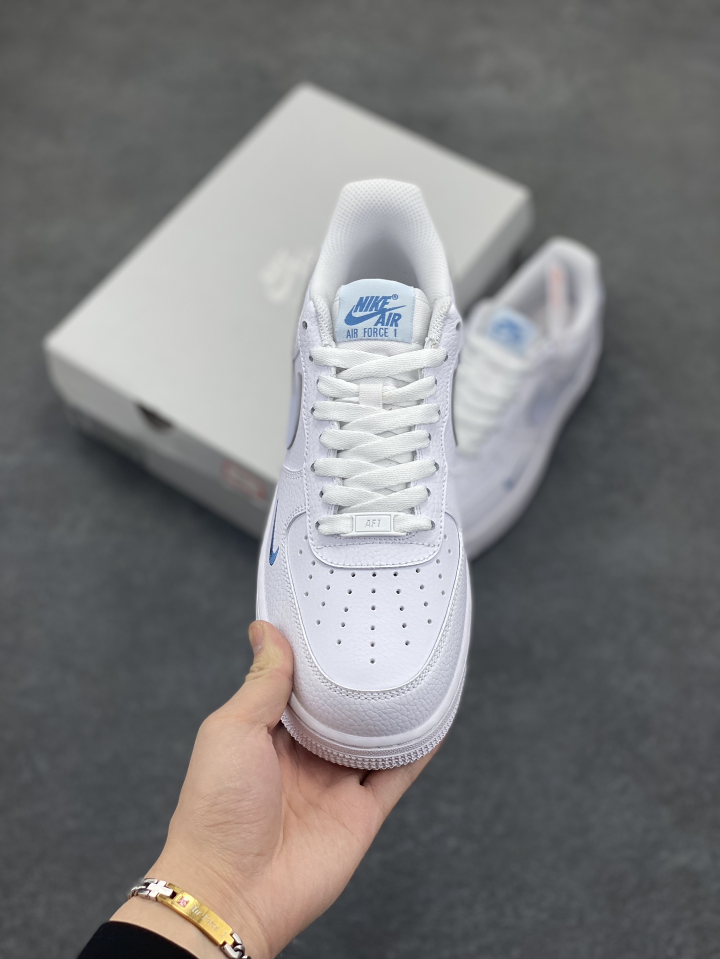 图片[2]-Nk Air Force 1\’07 Low 白月色 空军一号低帮休闲板鞋 原楦头原纸板 打造纯正空军版型#专注外贸渠道 全掌内置蜂窝气垫 #原盒配件 原厂中底钢印、拉帮完美 货号：HV2511-100 尺码：36 36.5 37.5 38 38.5 39 40 40.5 41 42 42.5 43 44 44.5 45-选品中心