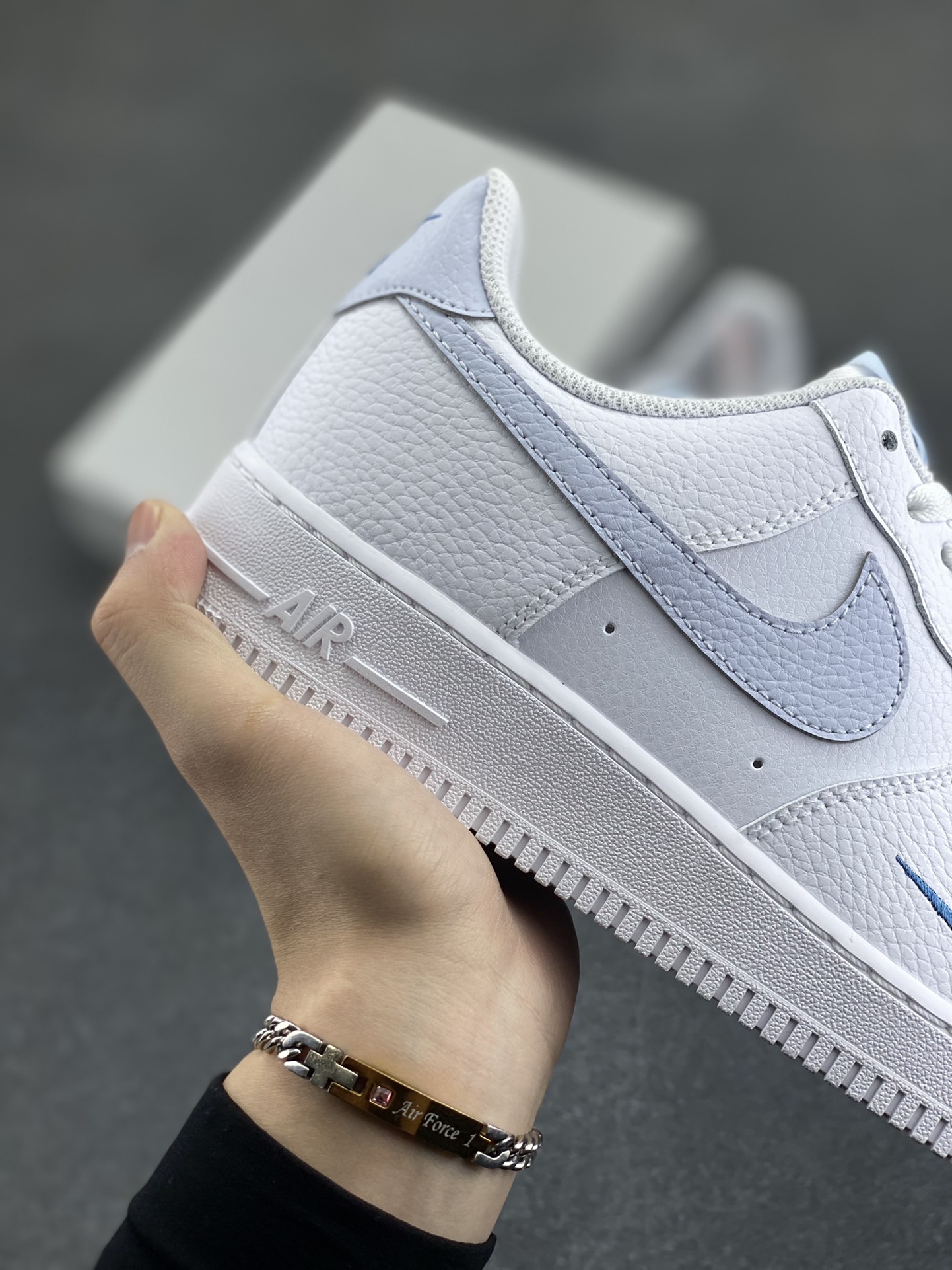 图片[6]-Nk Air Force 1\’07 Low 白月色 空军一号低帮休闲板鞋 原楦头原纸板 打造纯正空军版型#专注外贸渠道 全掌内置蜂窝气垫 #原盒配件 原厂中底钢印、拉帮完美 货号：HV2511-100 尺码：36 36.5 37.5 38 38.5 39 40 40.5 41 42 42.5 43 44 44.5 45-选品中心