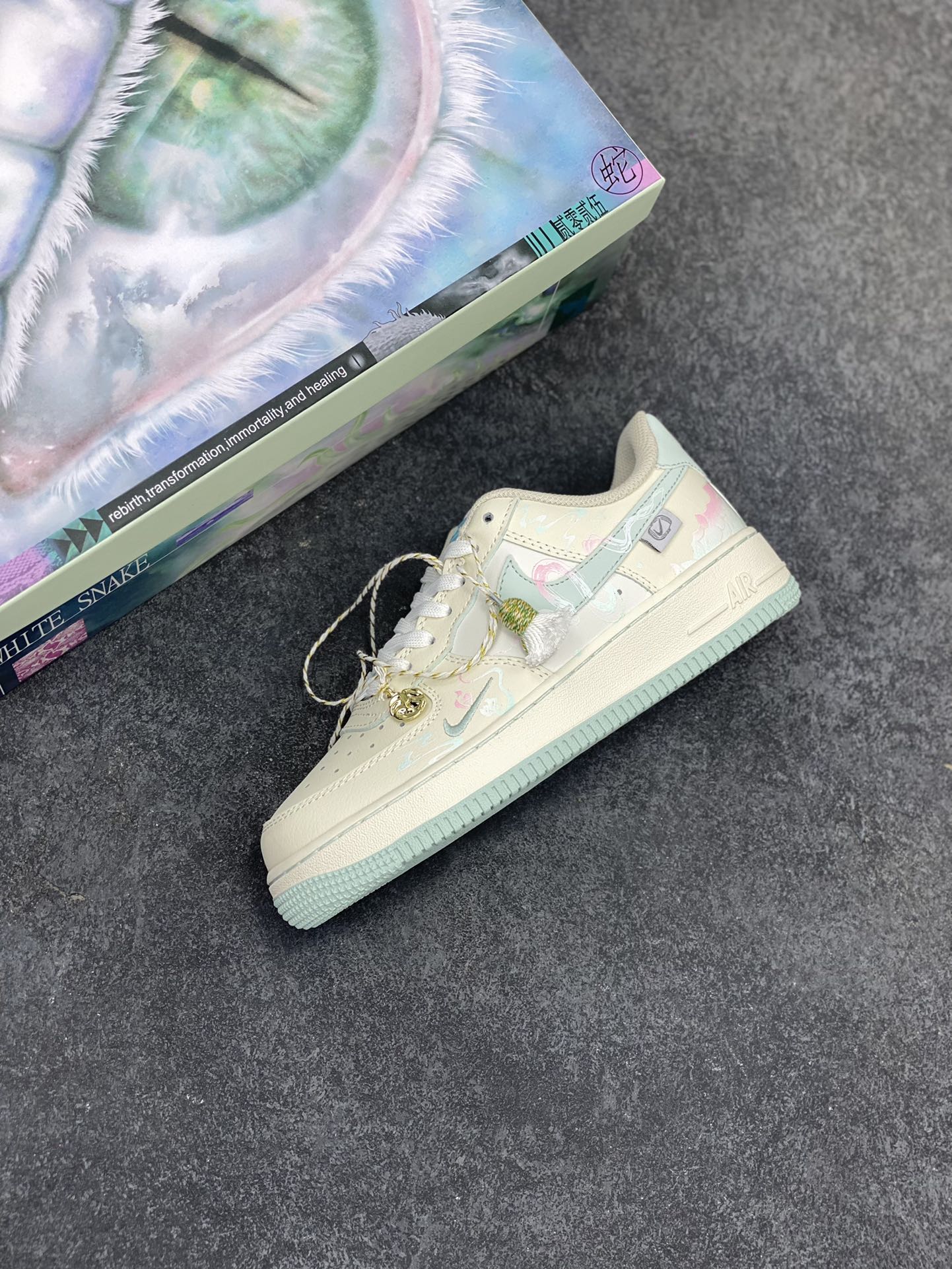 图片[7]-国潮风格 蛇年限定✨Nike Air Force 1 Low \”白素贞”“Bai Suzhen” 白素贞本是一条修炼千年的白蛇，在峨眉山上潜心修行，集天地灵气于一身，法术高强。她与许仙的爱情却遭到了法海和尚的阻挠。白素贞为救许仙，不惜触犯天条，水漫金山，最终，白素贞因触犯天条，被法海压在雷峰塔下。她对许仙的爱始终坚定不移，其爱情故事感天动地 货号：FB1893-112 尺码：36 36.5 37.5 38 38.5 39 40 40.5 41 42 42.5 43 44 44.5 45-选品中心