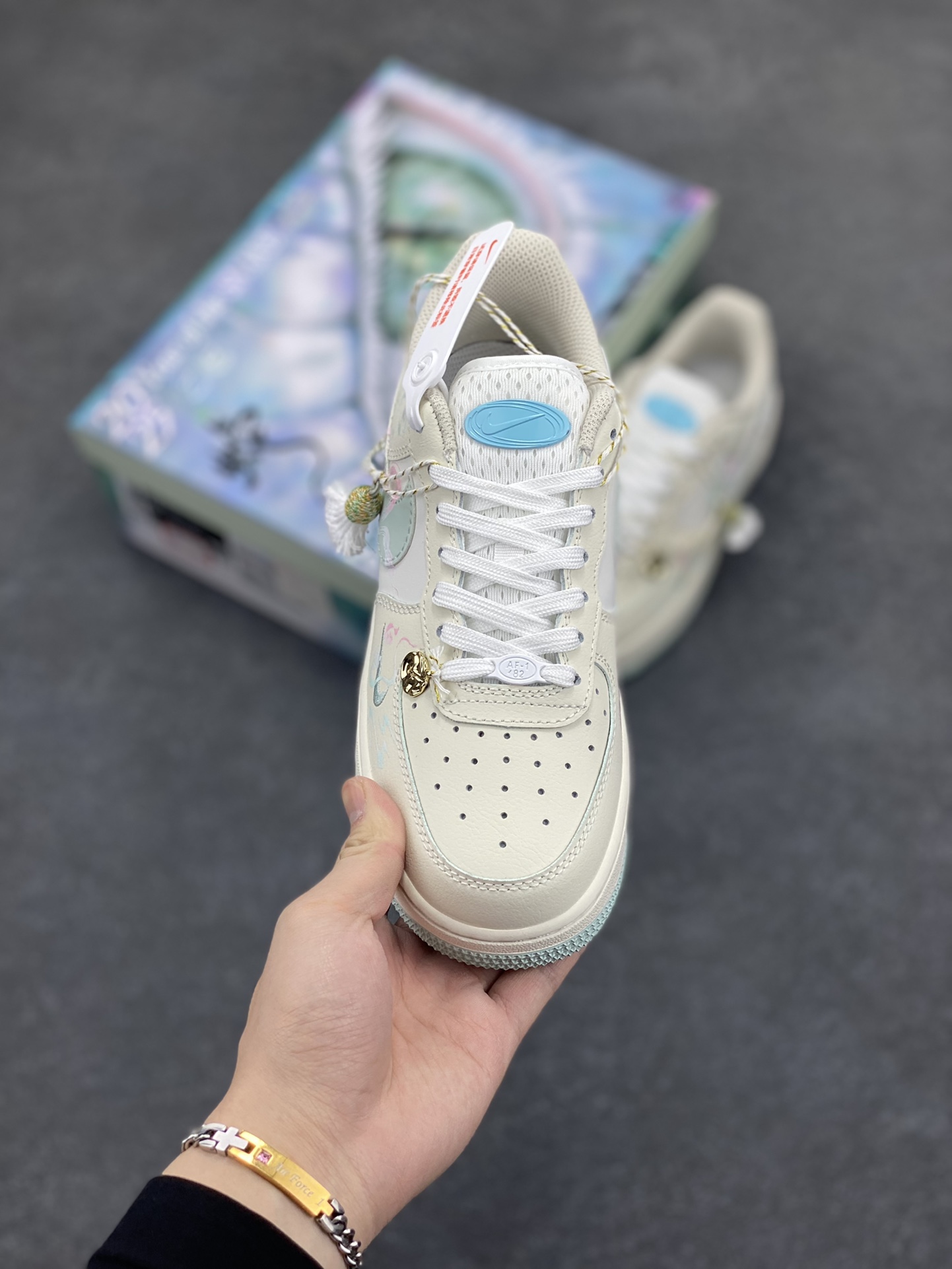 图片[2]-国潮风格 蛇年限定✨Nike Air Force 1 Low \”白素贞”“Bai Suzhen” 白素贞本是一条修炼千年的白蛇，在峨眉山上潜心修行，集天地灵气于一身，法术高强。她与许仙的爱情却遭到了法海和尚的阻挠。白素贞为救许仙，不惜触犯天条，水漫金山，最终，白素贞因触犯天条，被法海压在雷峰塔下。她对许仙的爱始终坚定不移，其爱情故事感天动地 货号：FB1893-112 尺码：36 36.5 37.5 38 38.5 39 40 40.5 41 42 42.5 43 44 44.5 45-选品中心