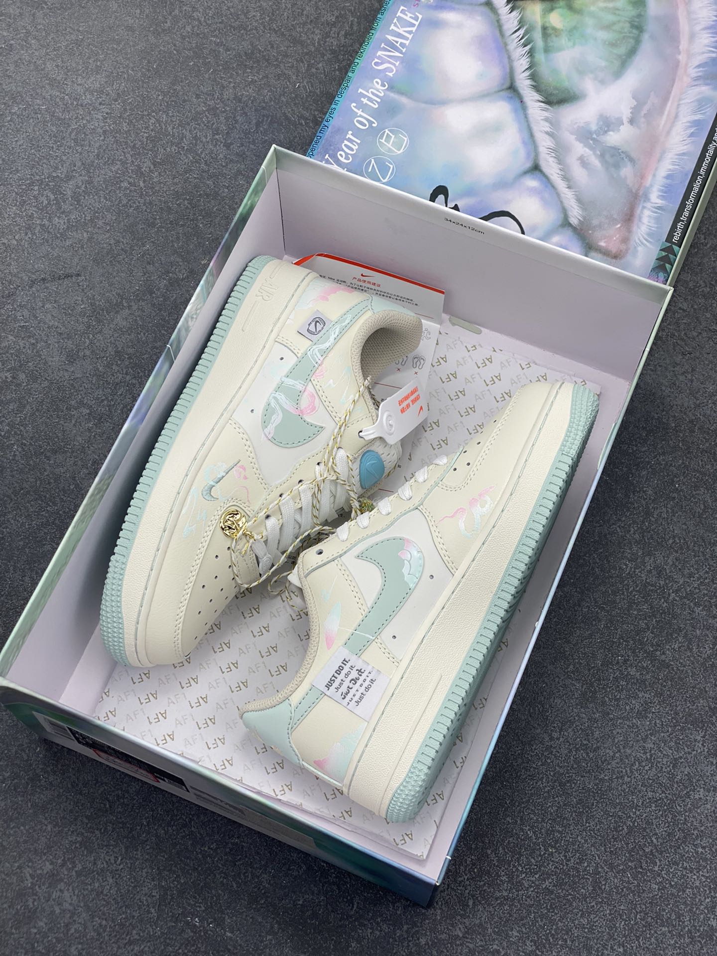 图片[9]-国潮风格 蛇年限定✨Nike Air Force 1 Low \”白素贞”“Bai Suzhen” 白素贞本是一条修炼千年的白蛇，在峨眉山上潜心修行，集天地灵气于一身，法术高强。她与许仙的爱情却遭到了法海和尚的阻挠。白素贞为救许仙，不惜触犯天条，水漫金山，最终，白素贞因触犯天条，被法海压在雷峰塔下。她对许仙的爱始终坚定不移，其爱情故事感天动地 货号：FB1893-112 尺码：36 36.5 37.5 38 38.5 39 40 40.5 41 42 42.5 43 44 44.5 45-选品中心