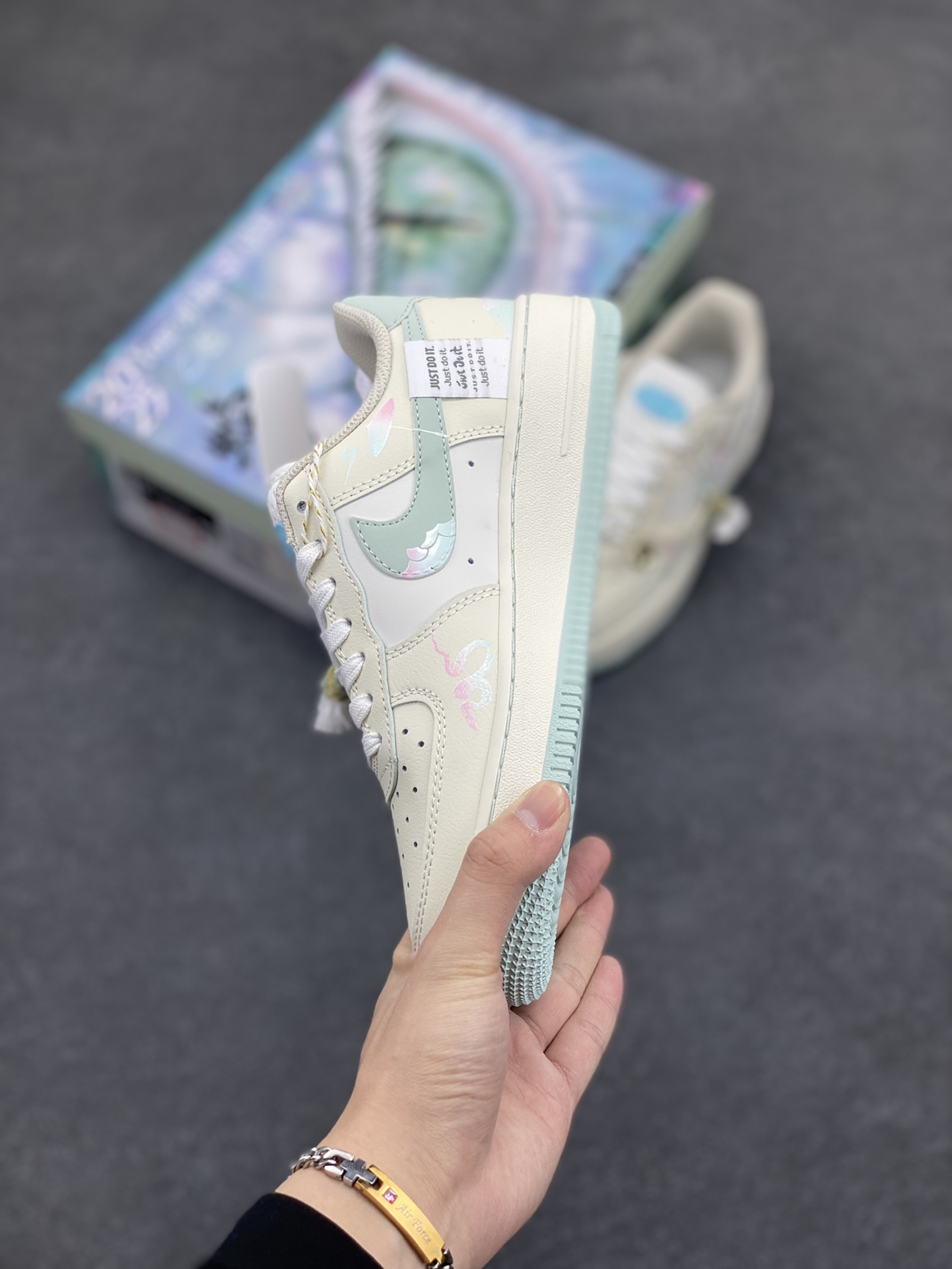 图片[3]-国潮风格 蛇年限定✨Nike Air Force 1 Low \”白素贞”“Bai Suzhen” 白素贞本是一条修炼千年的白蛇，在峨眉山上潜心修行，集天地灵气于一身，法术高强。她与许仙的爱情却遭到了法海和尚的阻挠。白素贞为救许仙，不惜触犯天条，水漫金山，最终，白素贞因触犯天条，被法海压在雷峰塔下。她对许仙的爱始终坚定不移，其爱情故事感天动地 货号：FB1893-112 尺码：36 36.5 37.5 38 38.5 39 40 40.5 41 42 42.5 43 44 44.5 45-选品中心