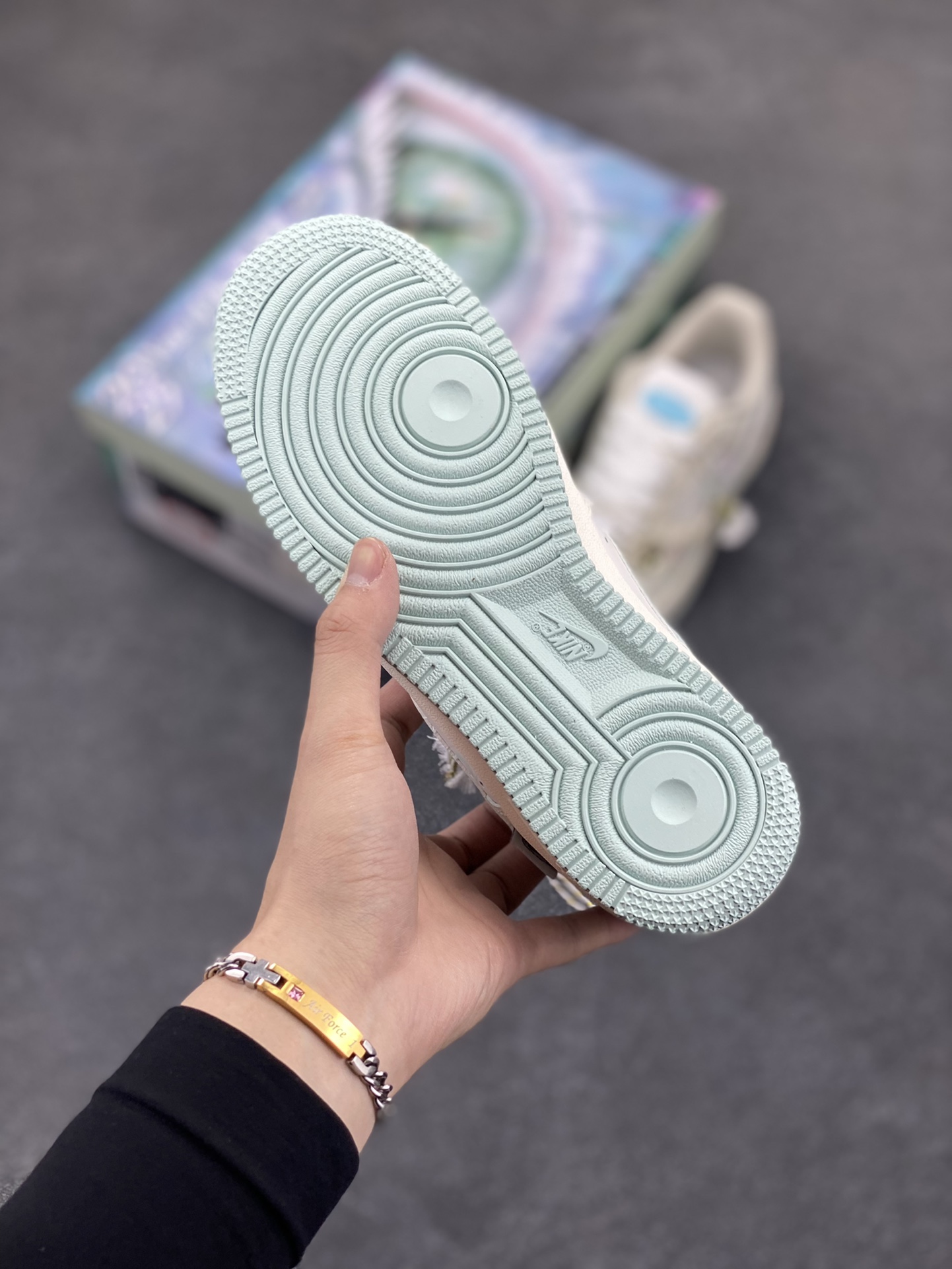 图片[5]-国潮风格 蛇年限定✨Nike Air Force 1 Low \”白素贞”“Bai Suzhen” 白素贞本是一条修炼千年的白蛇，在峨眉山上潜心修行，集天地灵气于一身，法术高强。她与许仙的爱情却遭到了法海和尚的阻挠。白素贞为救许仙，不惜触犯天条，水漫金山，最终，白素贞因触犯天条，被法海压在雷峰塔下。她对许仙的爱始终坚定不移，其爱情故事感天动地 货号：FB1893-112 尺码：36 36.5 37.5 38 38.5 39 40 40.5 41 42 42.5 43 44 44.5 45-选品中心