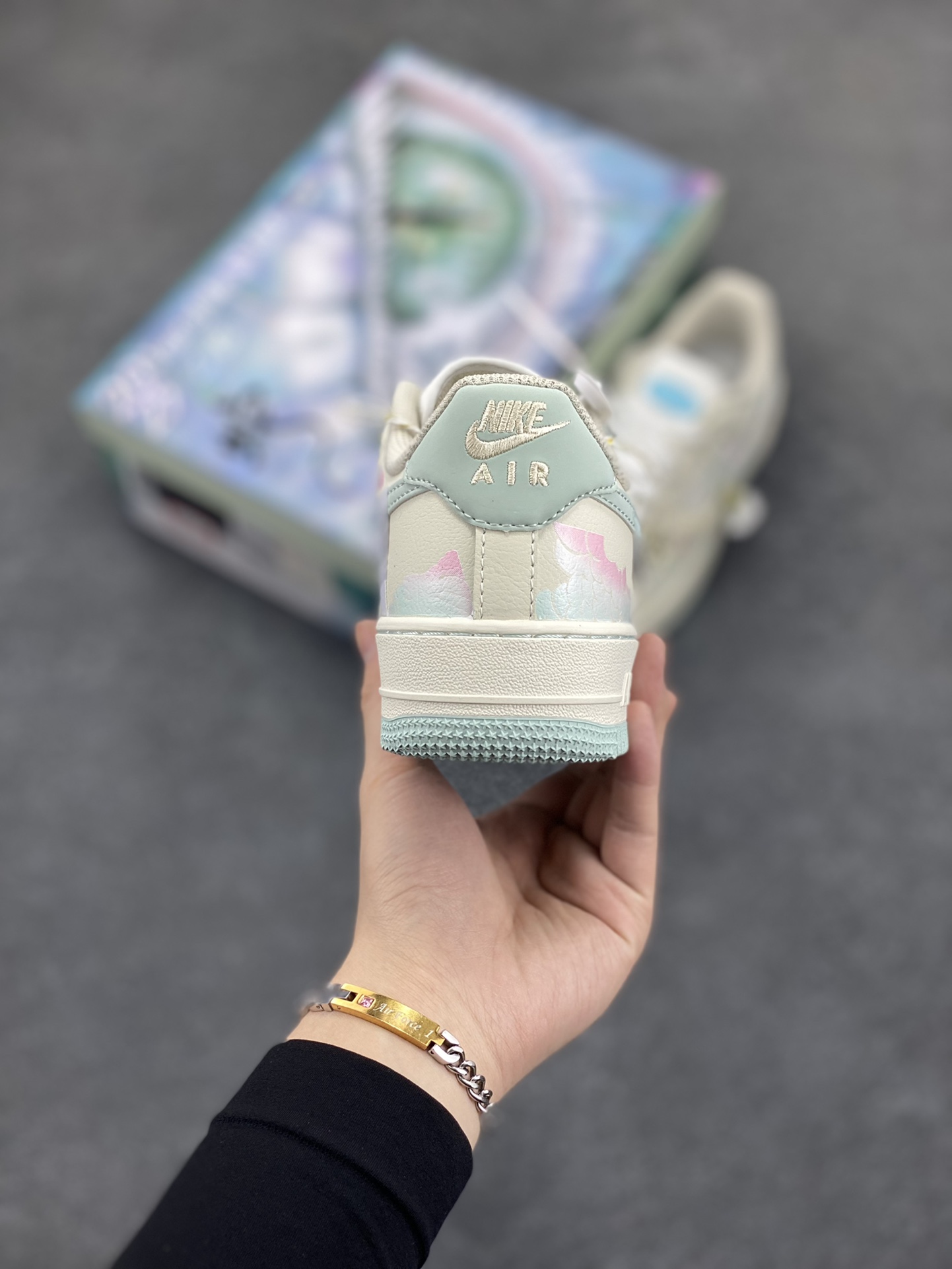 图片[4]-国潮风格 蛇年限定✨Nike Air Force 1 Low \”白素贞”“Bai Suzhen” 白素贞本是一条修炼千年的白蛇，在峨眉山上潜心修行，集天地灵气于一身，法术高强。她与许仙的爱情却遭到了法海和尚的阻挠。白素贞为救许仙，不惜触犯天条，水漫金山，最终，白素贞因触犯天条，被法海压在雷峰塔下。她对许仙的爱始终坚定不移，其爱情故事感天动地 货号：FB1893-112 尺码：36 36.5 37.5 38 38.5 39 40 40.5 41 42 42.5 43 44 44.5 45-选品中心