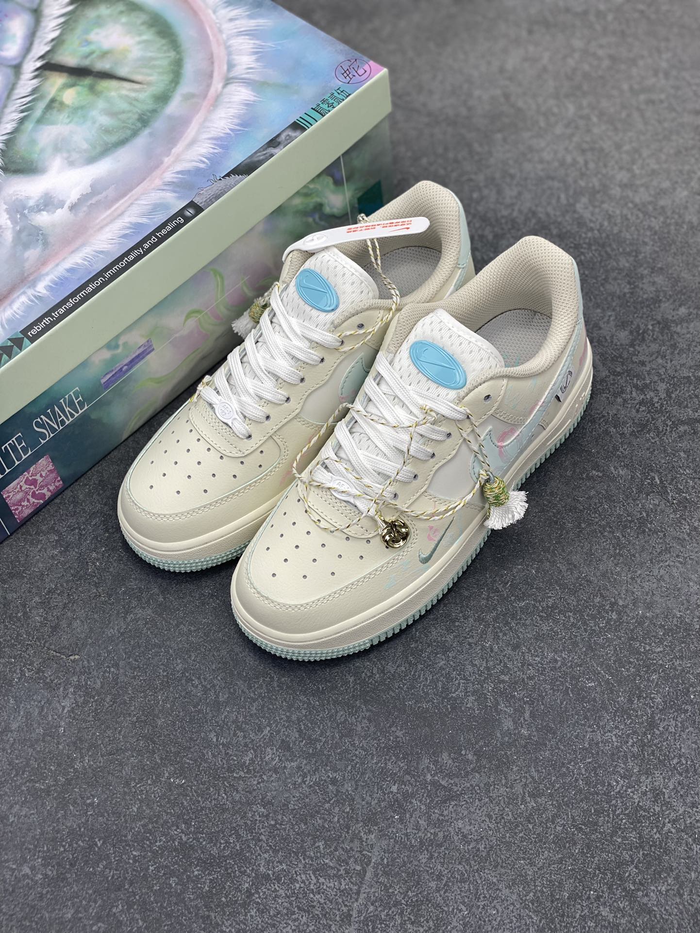 图片[8]-国潮风格 蛇年限定✨Nike Air Force 1 Low \”白素贞”“Bai Suzhen” 白素贞本是一条修炼千年的白蛇，在峨眉山上潜心修行，集天地灵气于一身，法术高强。她与许仙的爱情却遭到了法海和尚的阻挠。白素贞为救许仙，不惜触犯天条，水漫金山，最终，白素贞因触犯天条，被法海压在雷峰塔下。她对许仙的爱始终坚定不移，其爱情故事感天动地 货号：FB1893-112 尺码：36 36.5 37.5 38 38.5 39 40 40.5 41 42 42.5 43 44 44.5 45-选品中心