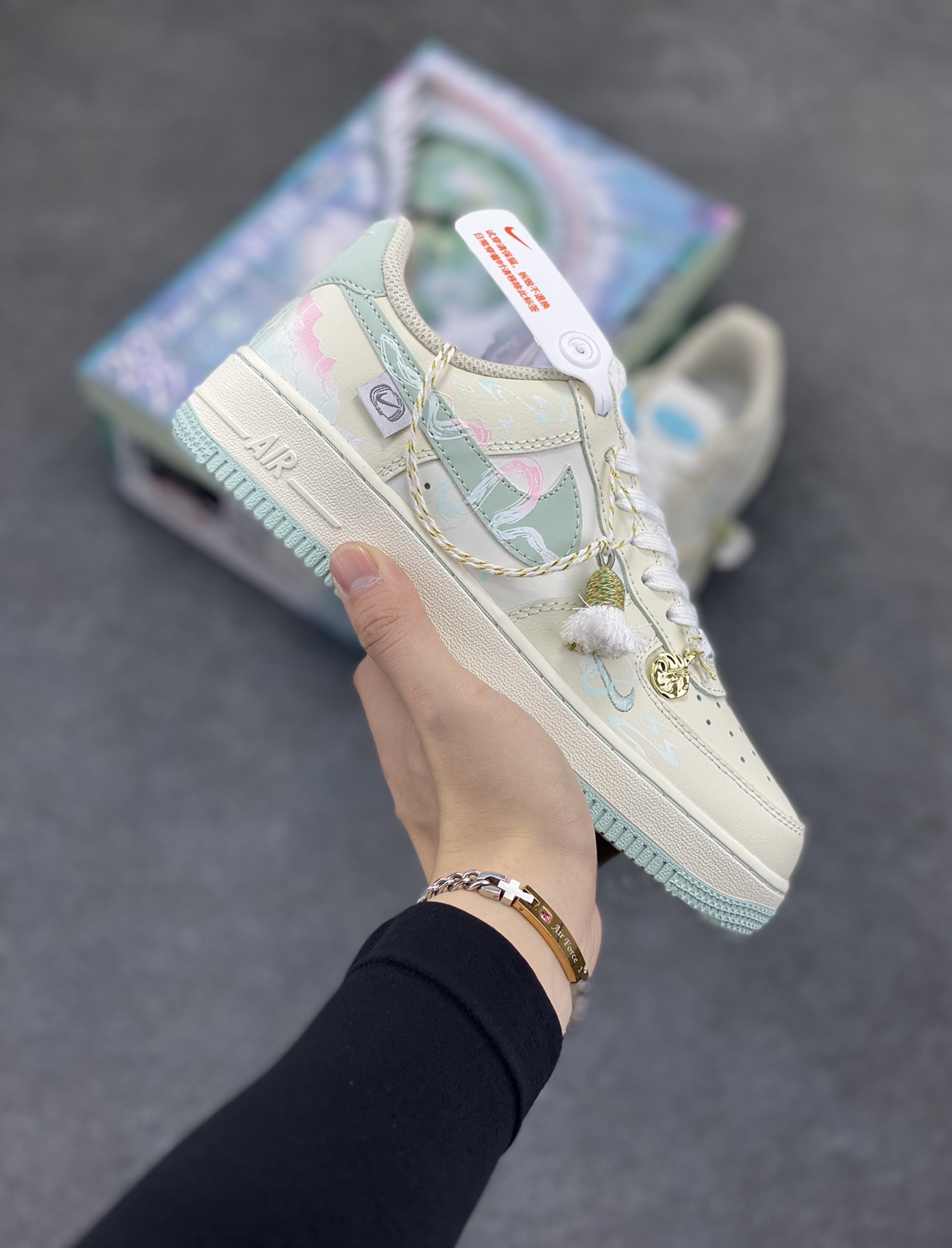 国潮风格 蛇年限定✨Nike Air Force 1 Low \”白素贞”“Bai Suzhen” 白素贞本是一条修炼千年的白蛇，在峨眉山上潜心修行，集天地灵气于一身，法术高强。她与许仙的爱情却遭到了法海和尚的阻挠。白素贞为救许仙，不惜触犯天条，水漫金山，最终，白素贞因触犯天条，被法海压在雷峰塔下。她对许仙的爱始终坚定不移，其爱情故事感天动地 货号：FB1893-112 尺码：36 36.5 37.5 38 38.5 39 40 40.5 41 42 42.5 43 44 44.5 45-选品中心