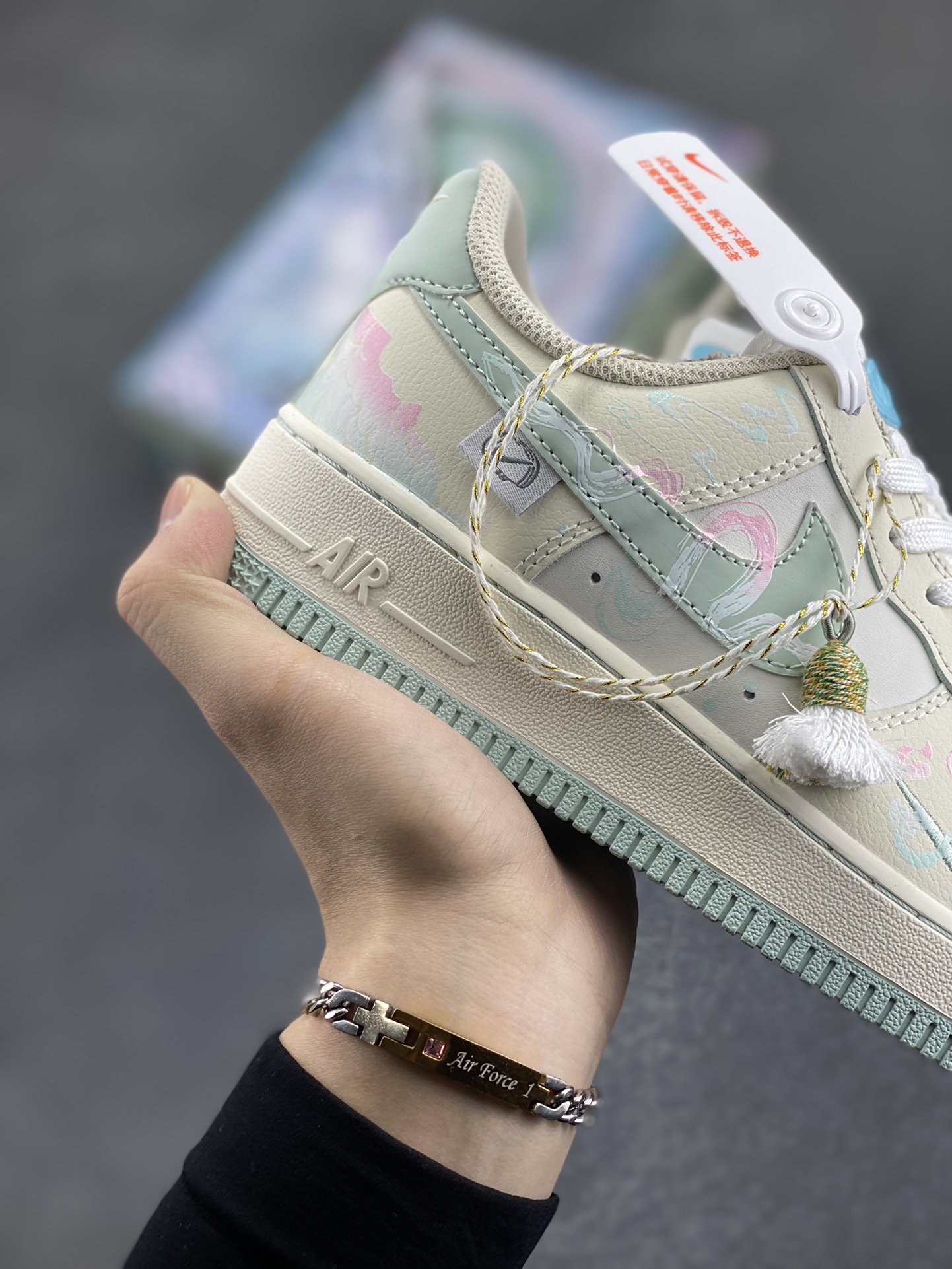 图片[6]-国潮风格 蛇年限定✨Nike Air Force 1 Low \”白素贞”“Bai Suzhen” 白素贞本是一条修炼千年的白蛇，在峨眉山上潜心修行，集天地灵气于一身，法术高强。她与许仙的爱情却遭到了法海和尚的阻挠。白素贞为救许仙，不惜触犯天条，水漫金山，最终，白素贞因触犯天条，被法海压在雷峰塔下。她对许仙的爱始终坚定不移，其爱情故事感天动地 货号：FB1893-112 尺码：36 36.5 37.5 38 38.5 39 40 40.5 41 42 42.5 43 44 44.5 45-选品中心