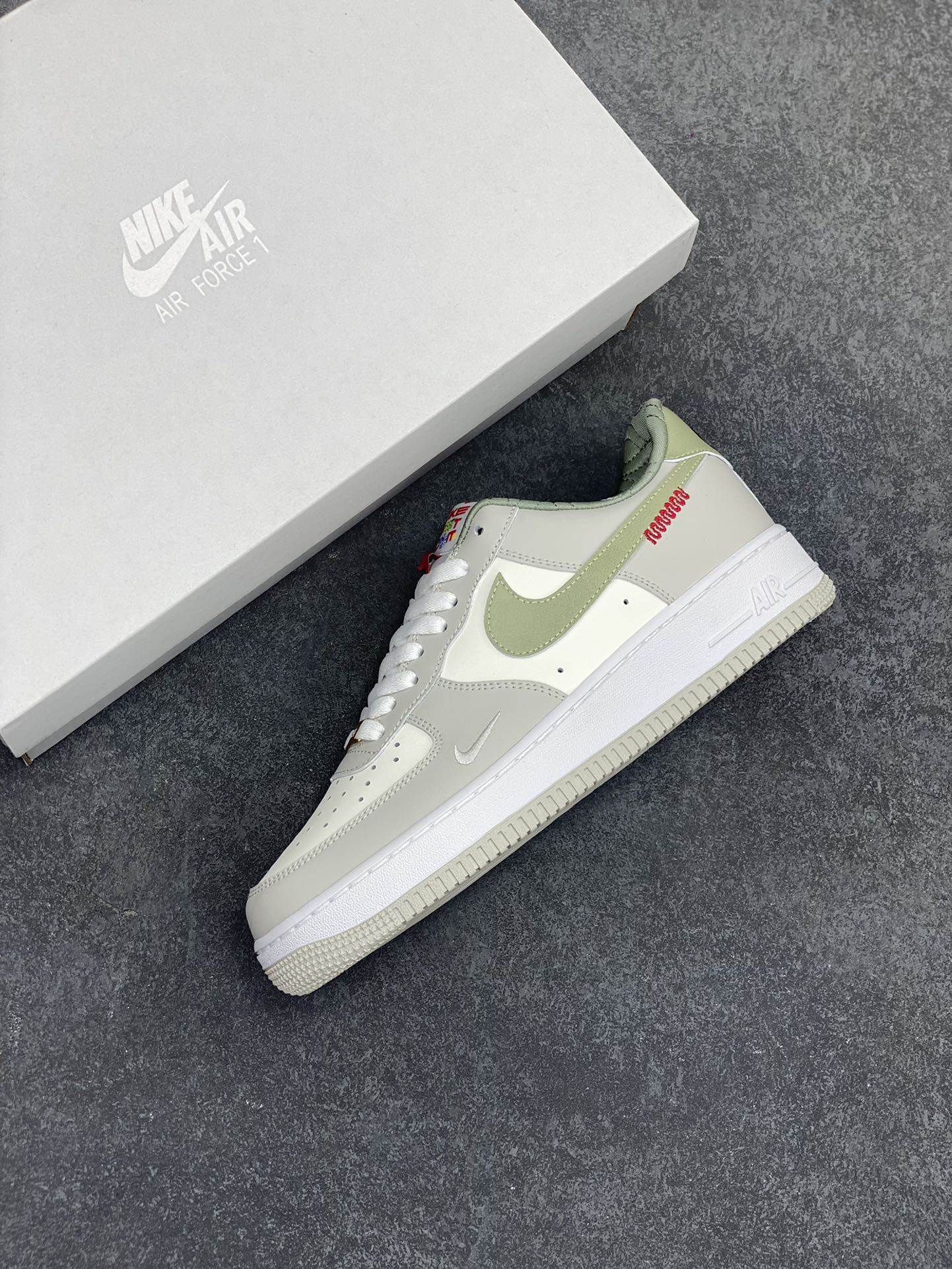 图片[7]-Air Force 1 Low 蛇年牛油果绿 原楦头原纸板 打造纯正空军版型 #专注外贸渠道 全掌内置蜂窝气垫 #原盒配件 原厂中底钢印、拉帮完美 货号：HV6000-131 尺码：35.5 36 36.5 37.5 38 38.5 39 40 40.5 41 42 42.5 43 44 44.5 45-选品中心