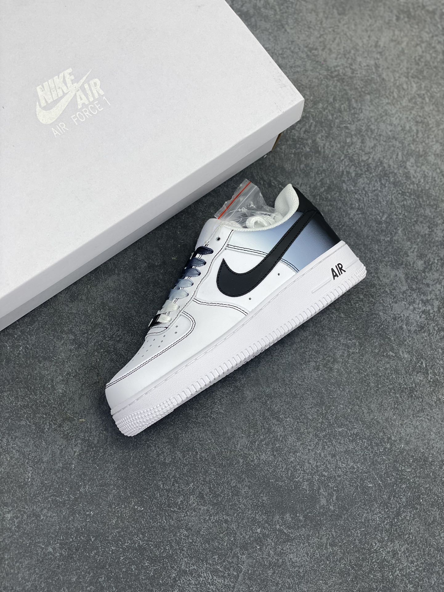 图片[7]-Nike Air Force 1 Low’07 渐变黑勾 空军一号低帮休闲板鞋 定制皮料 定制鞋盒 原楦原纸板 纯正空军版型 内置全掌气垫 货号：FN0366-101 尺码：36 36.5 37.5 38 38.5 39 40 40.5 41 42 42.5 43 44 44.5 45-选品中心