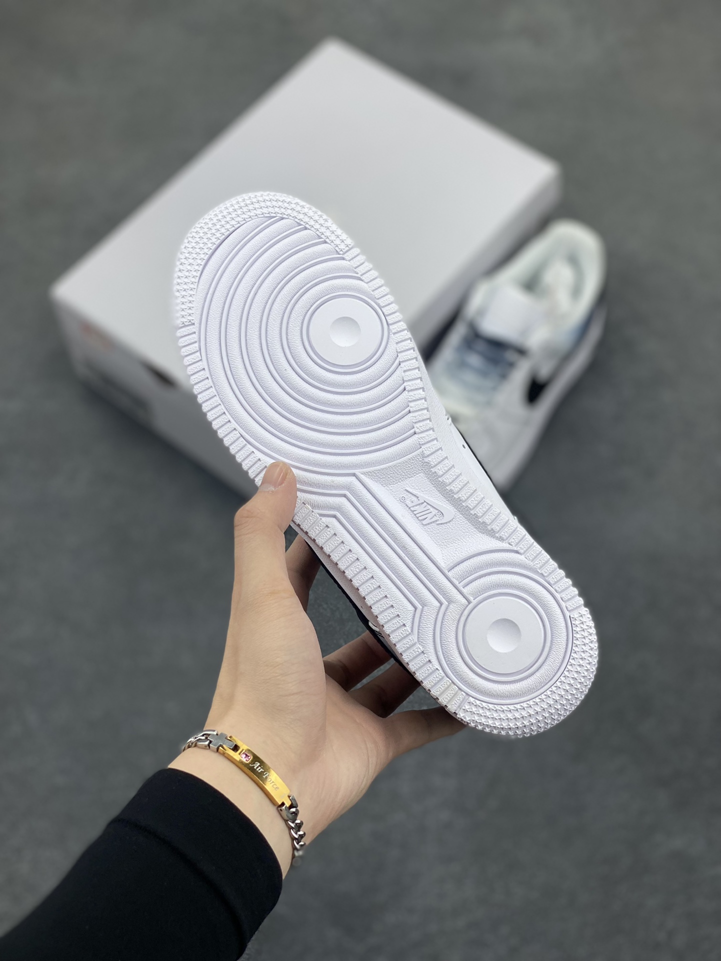 图片[5]-Nike Air Force 1 Low’07 渐变黑勾 空军一号低帮休闲板鞋 定制皮料 定制鞋盒 原楦原纸板 纯正空军版型 内置全掌气垫 货号：FN0366-101 尺码：36 36.5 37.5 38 38.5 39 40 40.5 41 42 42.5 43 44 44.5 45-选品中心