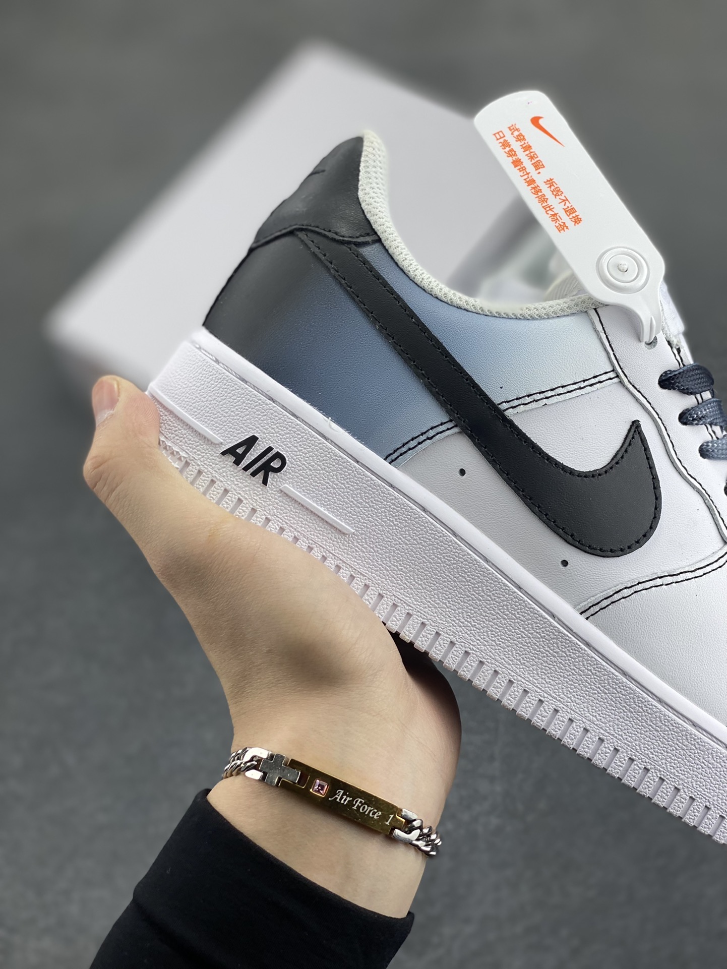 图片[6]-Nike Air Force 1 Low’07 渐变黑勾 空军一号低帮休闲板鞋 定制皮料 定制鞋盒 原楦原纸板 纯正空军版型 内置全掌气垫 货号：FN0366-101 尺码：36 36.5 37.5 38 38.5 39 40 40.5 41 42 42.5 43 44 44.5 45-选品中心