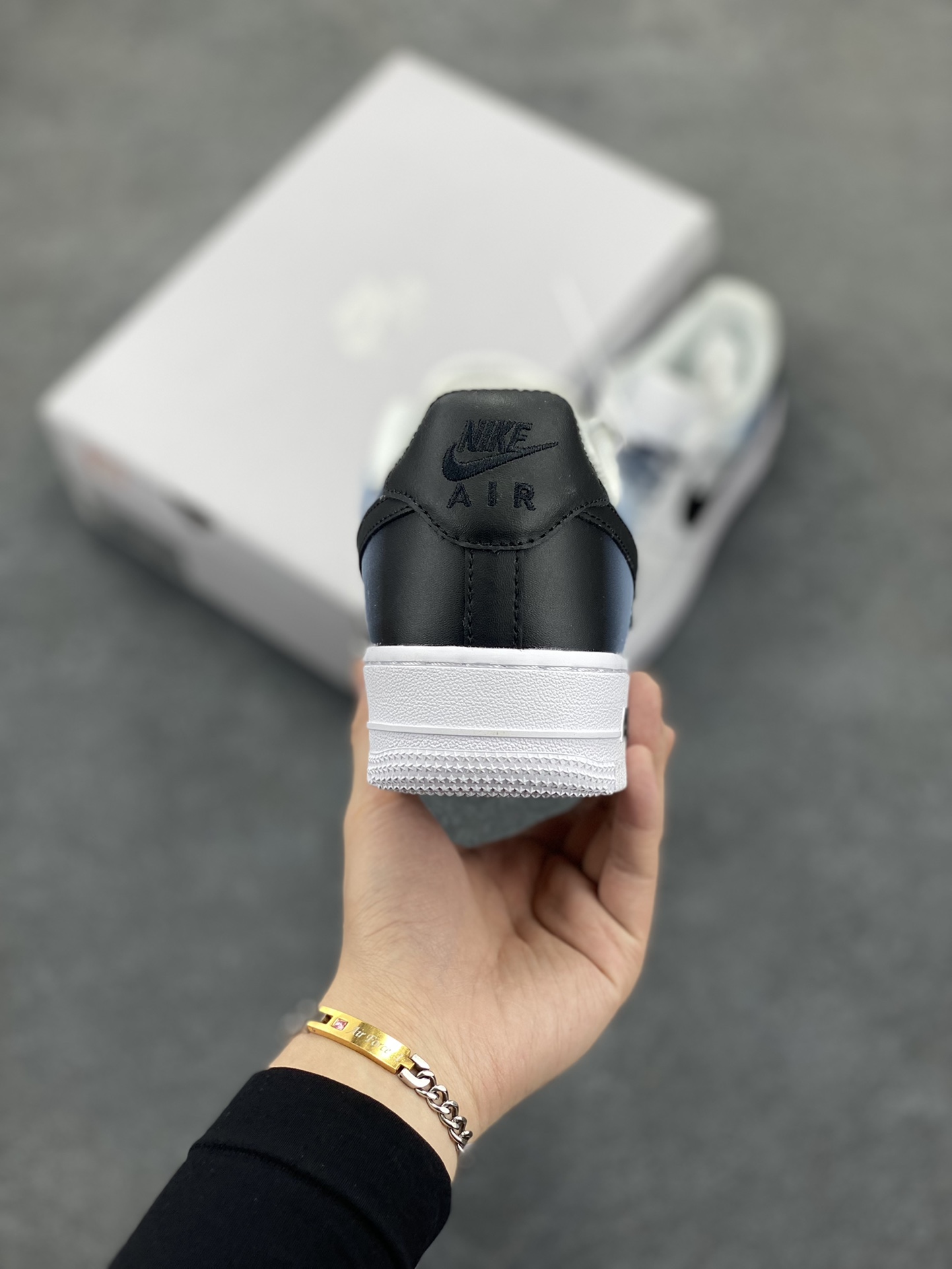 图片[4]-Nike Air Force 1 Low’07 渐变黑勾 空军一号低帮休闲板鞋 定制皮料 定制鞋盒 原楦原纸板 纯正空军版型 内置全掌气垫 货号：FN0366-101 尺码：36 36.5 37.5 38 38.5 39 40 40.5 41 42 42.5 43 44 44.5 45-选品中心