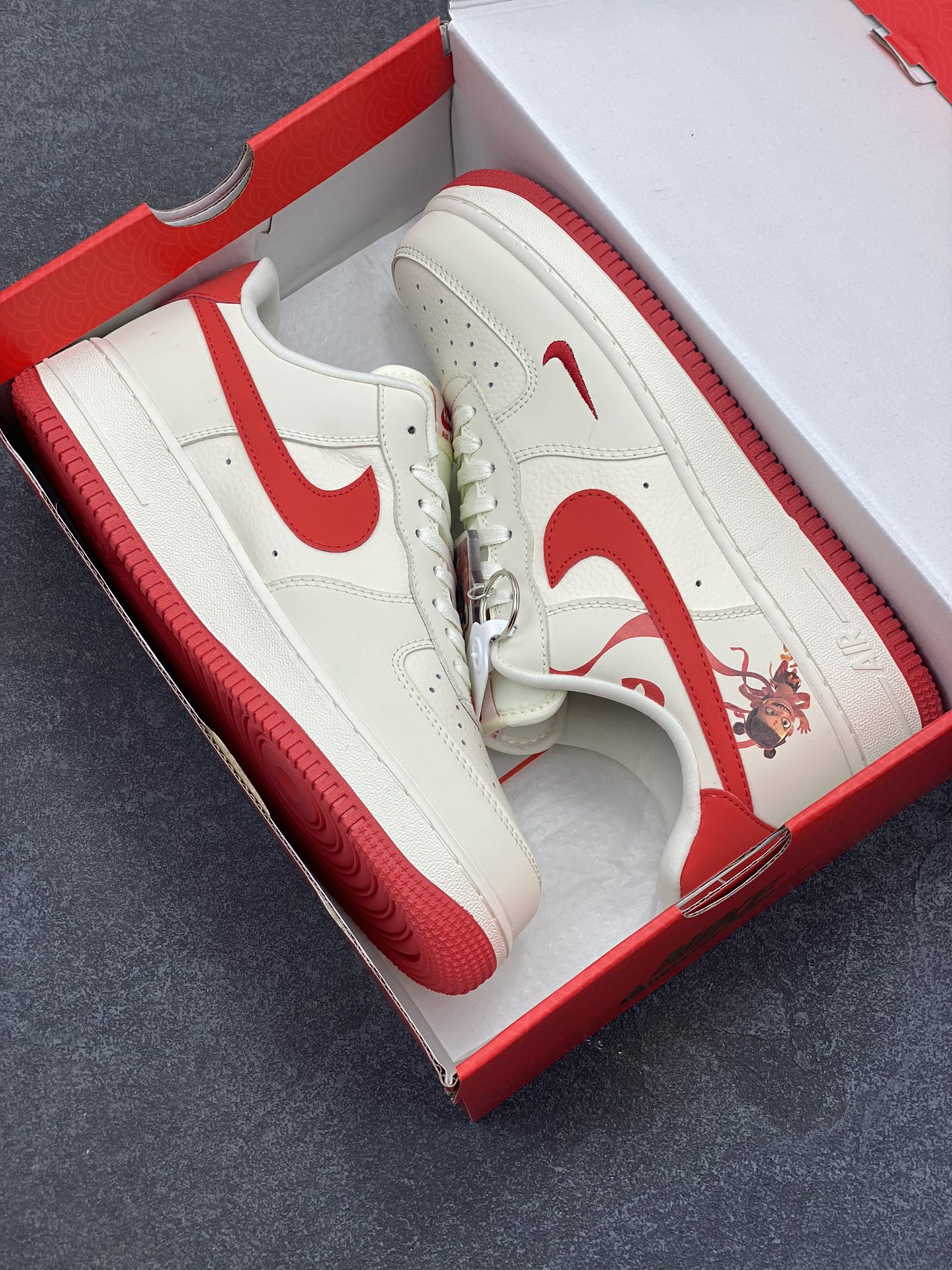 图片[9]-NIke Air Force 1 \’07 Low “哪吒联名——魔丸”空军一号 低帮 运动鞋 休闲鞋 折边针车 工艺难度大 原楦头原纸板 原装鞋盒 定制五金配件 内置全掌气垫 原厂鞋底 货号：DF0188-048 尺码：36 36.5 37.5 38 38.5 39 40 40.5 41 42 42.5 43 44 44.5 45-选品中心