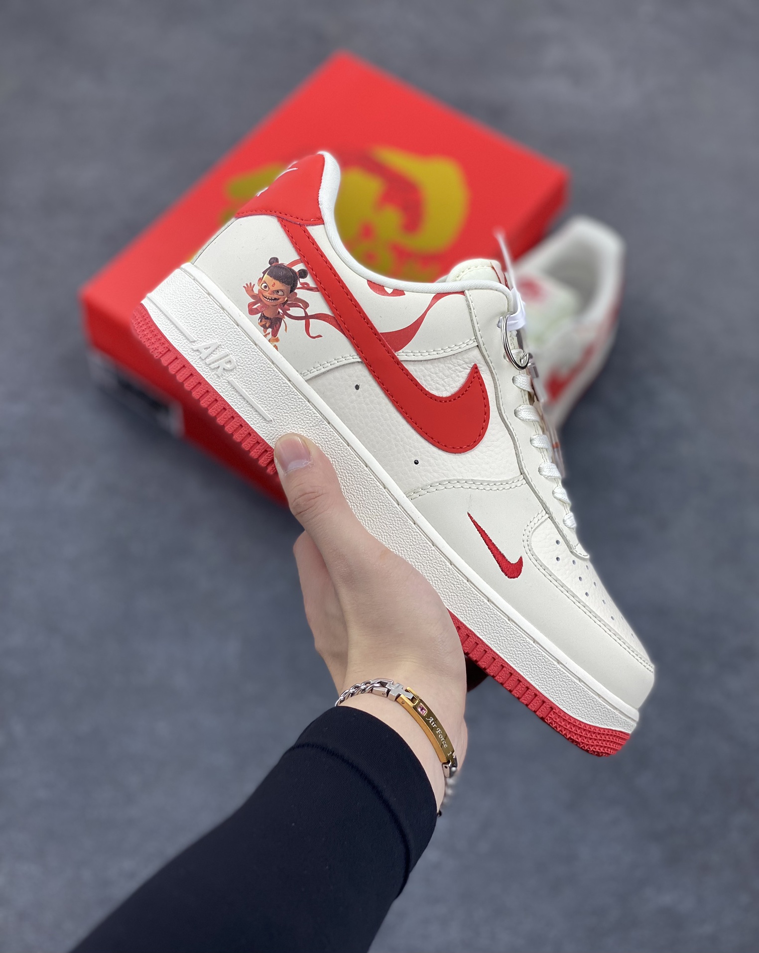 NIke Air Force 1 \’07 Low “哪吒联名——魔丸”空军一号 低帮 运动鞋 休闲鞋 折边针车 工艺难度大 原楦头原纸板 原装鞋盒 定制五金配件 内置全掌气垫 原厂鞋底 货号：DF0188-048 尺码：36 36.5 37.5 38 38.5 39 40 40.5 41 42 42.5 43 44 44.5 45-选品中心