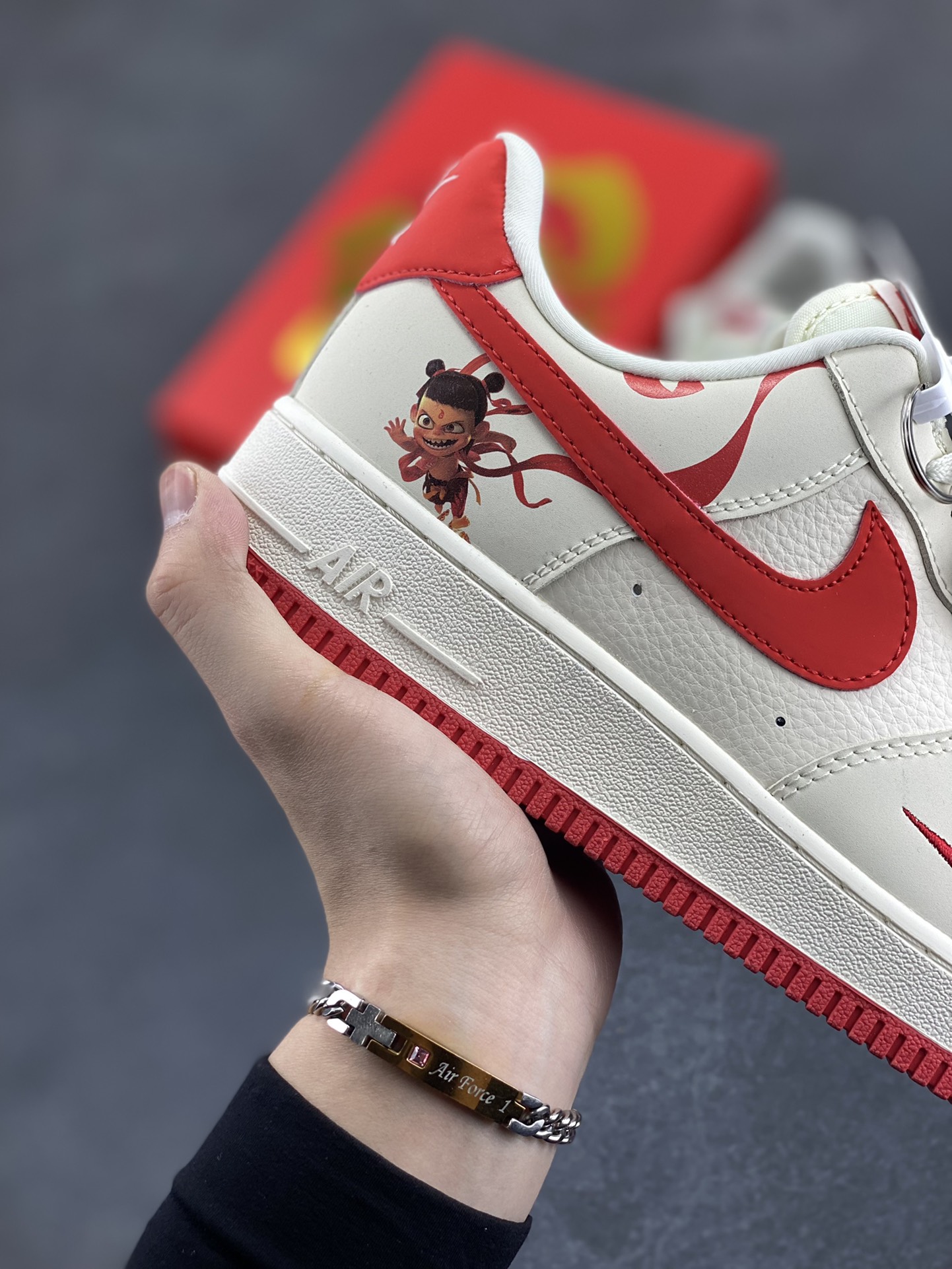 图片[6]-NIke Air Force 1 \’07 Low “哪吒联名——魔丸”空军一号 低帮 运动鞋 休闲鞋 折边针车 工艺难度大 原楦头原纸板 原装鞋盒 定制五金配件 内置全掌气垫 原厂鞋底 货号：DF0188-048 尺码：36 36.5 37.5 38 38.5 39 40 40.5 41 42 42.5 43 44 44.5 45-选品中心