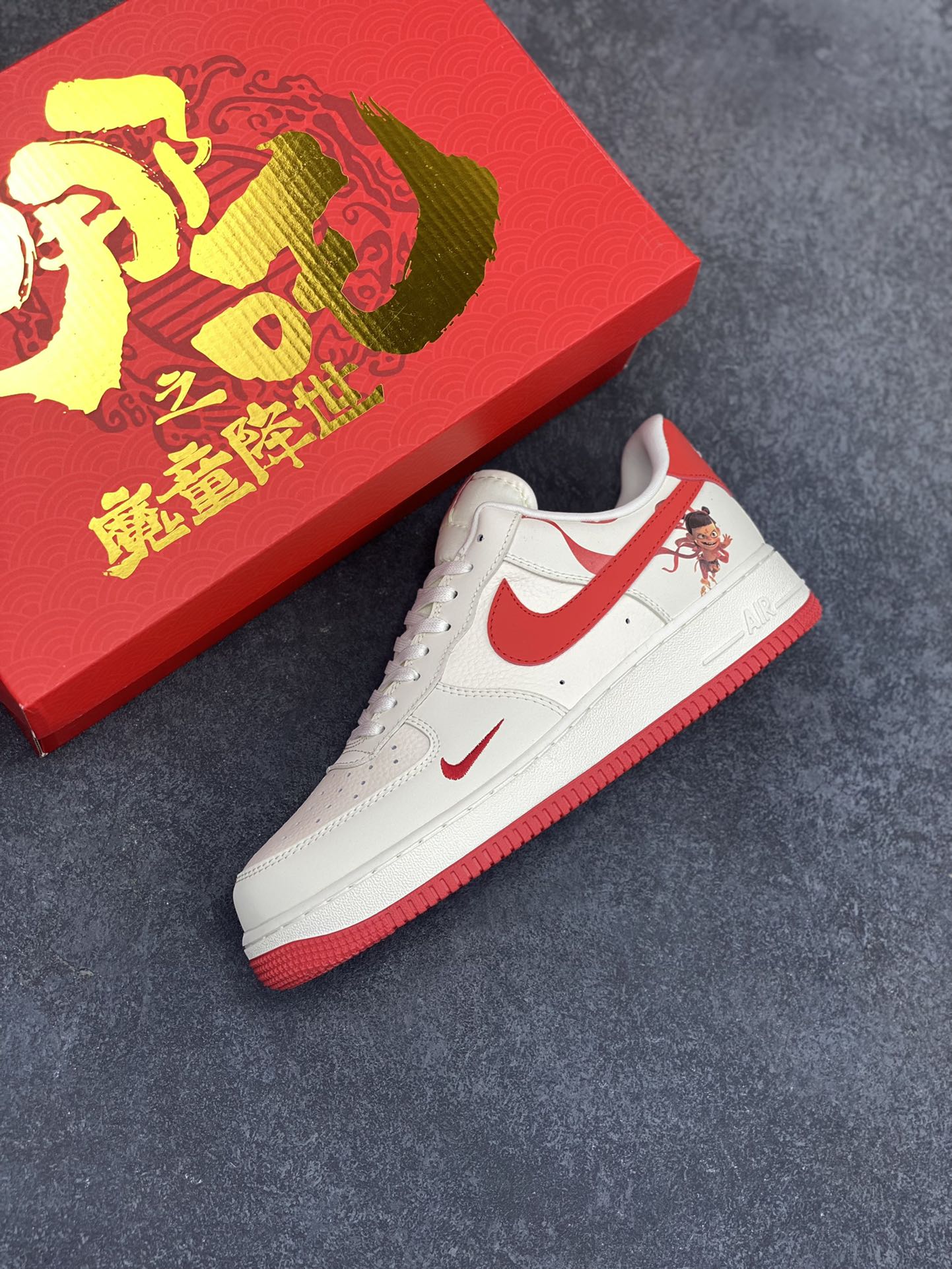 图片[7]-NIke Air Force 1 \’07 Low “哪吒联名——魔丸”空军一号 低帮 运动鞋 休闲鞋 折边针车 工艺难度大 原楦头原纸板 原装鞋盒 定制五金配件 内置全掌气垫 原厂鞋底 货号：DF0188-048 尺码：36 36.5 37.5 38 38.5 39 40 40.5 41 42 42.5 43 44 44.5 45-选品中心