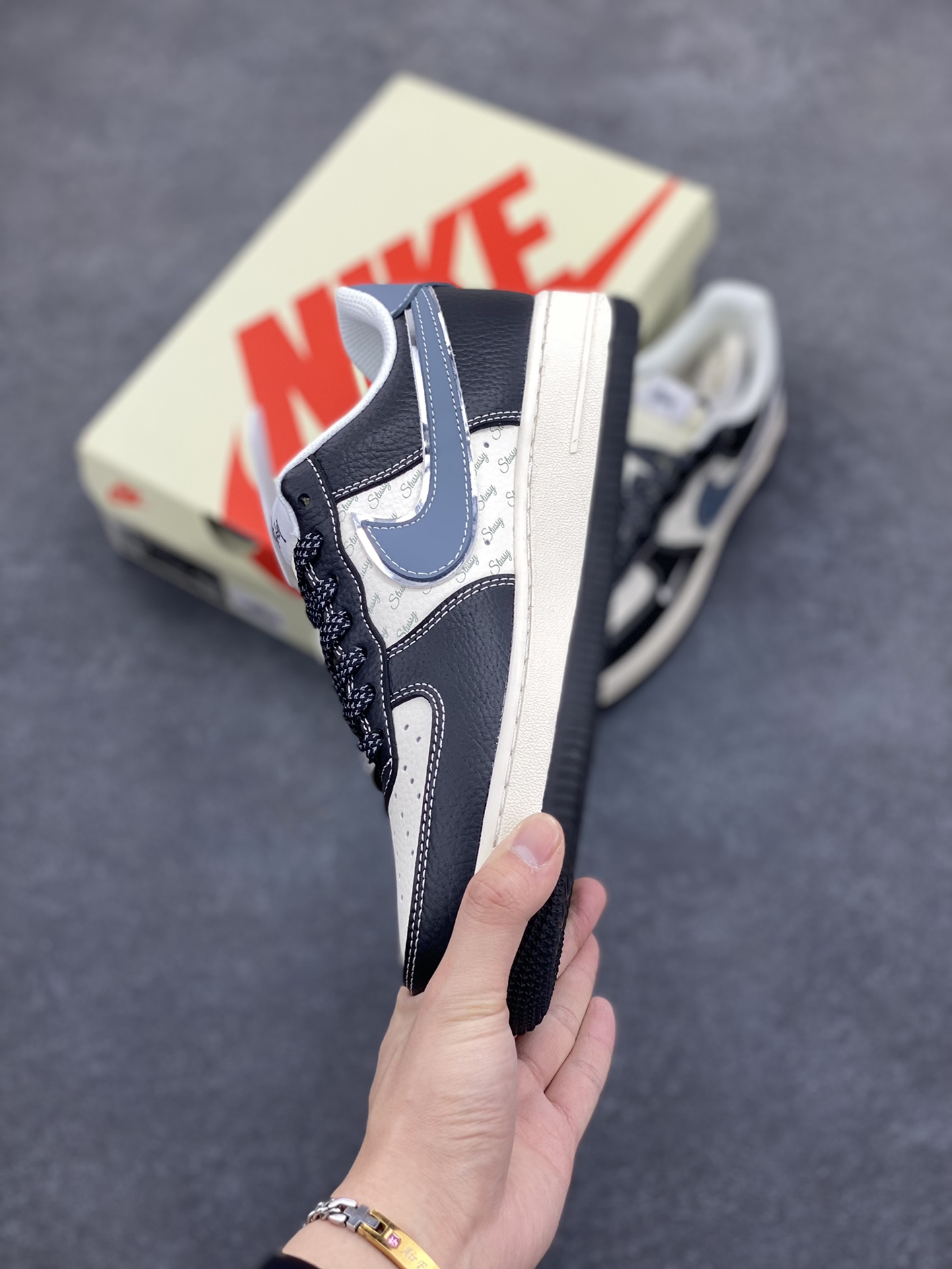 图片[3]-NIke Air Force 1 \’07 Low “斯图西联名——灰蓝黑荔纹”空军一号 低帮 运动鞋 休闲鞋 折边针车 工艺难度大 原楦头原纸板 原装鞋盒 定制五金配件 内置全掌气垫 原厂鞋底 货号：XZ6188-199 尺码：36 36.5 37.5 38 38.5 39 40 40.5 41 42 42.5 43 44 44.5 45-选品中心