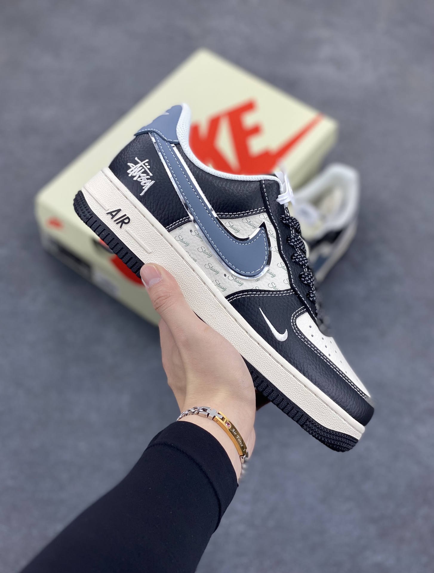 NIke Air Force 1 \’07 Low “斯图西联名——灰蓝黑荔纹”空军一号 低帮 运动鞋 休闲鞋 折边针车 工艺难度大 原楦头原纸板 原装鞋盒 定制五金配件 内置全掌气垫 原厂鞋底 货号:XZ6188-199 尺码:36 36.5 37.5 38 38.5 39 40 40.5 41 42 42.5 43 44 44.5 45-选品中心