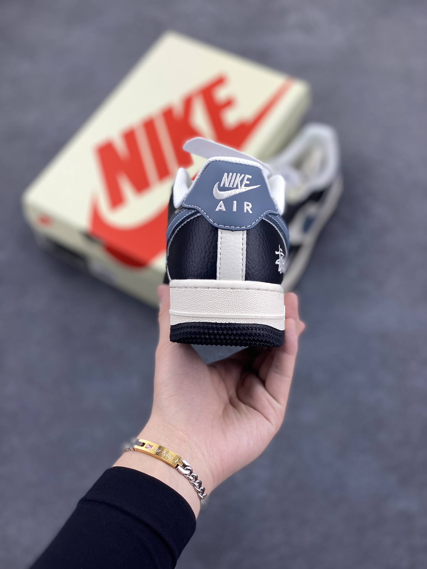 图片[4]-NIke Air Force 1 \’07 Low “斯图西联名——灰蓝黑荔纹”空军一号 低帮 运动鞋 休闲鞋 折边针车 工艺难度大 原楦头原纸板 原装鞋盒 定制五金配件 内置全掌气垫 原厂鞋底 货号：XZ6188-199 尺码：36 36.5 37.5 38 38.5 39 40 40.5 41 42 42.5 43 44 44.5 45-选品中心