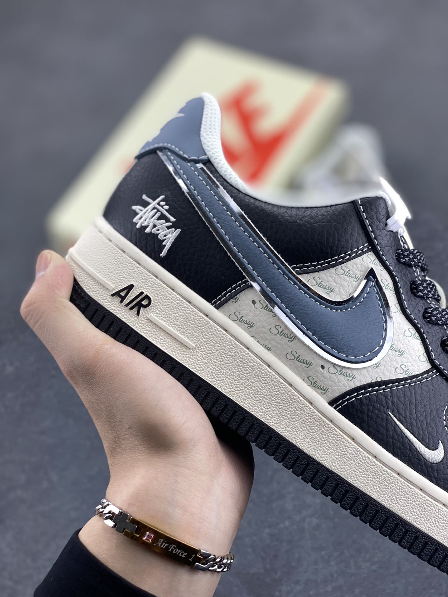 图片[6]-NIke Air Force 1 \’07 Low “斯图西联名——灰蓝黑荔纹”空军一号 低帮 运动鞋 休闲鞋 折边针车 工艺难度大 原楦头原纸板 原装鞋盒 定制五金配件 内置全掌气垫 原厂鞋底 货号：XZ6188-199 尺码：36 36.5 37.5 38 38.5 39 40 40.5 41 42 42.5 43 44 44.5 45-选品中心