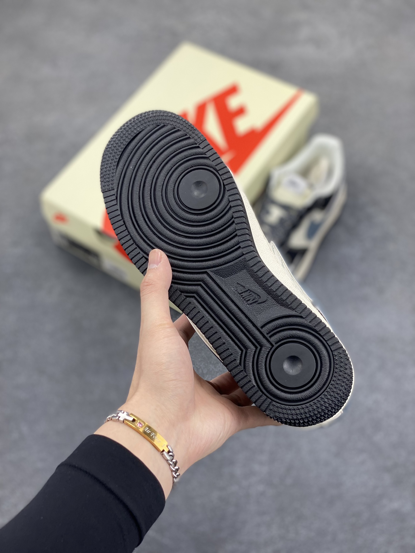 图片[5]-NIke Air Force 1 \’07 Low “斯图西联名——灰蓝黑荔纹”空军一号 低帮 运动鞋 休闲鞋 折边针车 工艺难度大 原楦头原纸板 原装鞋盒 定制五金配件 内置全掌气垫 原厂鞋底 货号：XZ6188-199 尺码：36 36.5 37.5 38 38.5 39 40 40.5 41 42 42.5 43 44 44.5 45-选品中心