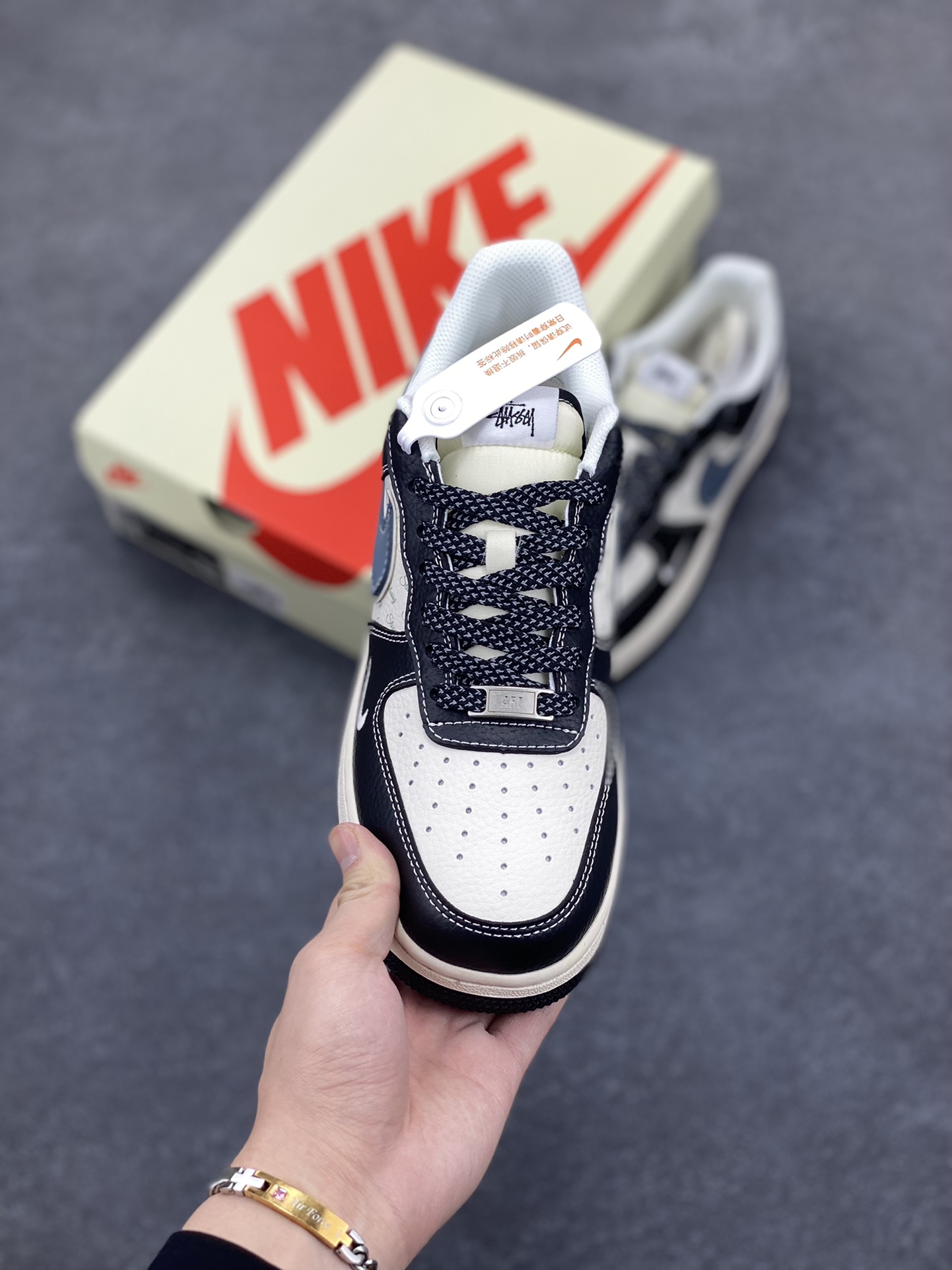 图片[2]-NIke Air Force 1 \’07 Low “斯图西联名——灰蓝黑荔纹”空军一号 低帮 运动鞋 休闲鞋 折边针车 工艺难度大 原楦头原纸板 原装鞋盒 定制五金配件 内置全掌气垫 原厂鞋底 货号：XZ6188-199 尺码：36 36.5 37.5 38 38.5 39 40 40.5 41 42 42.5 43 44 44.5 45-选品中心