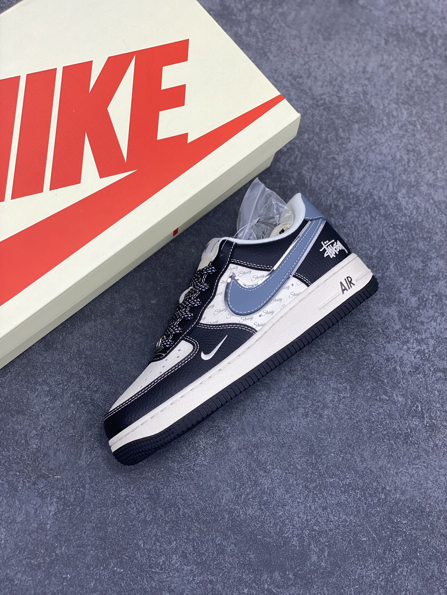 图片[7]-NIke Air Force 1 \’07 Low “斯图西联名——灰蓝黑荔纹”空军一号 低帮 运动鞋 休闲鞋 折边针车 工艺难度大 原楦头原纸板 原装鞋盒 定制五金配件 内置全掌气垫 原厂鞋底 货号：XZ6188-199 尺码：36 36.5 37.5 38 38.5 39 40 40.5 41 42 42.5 43 44 44.5 45-选品中心