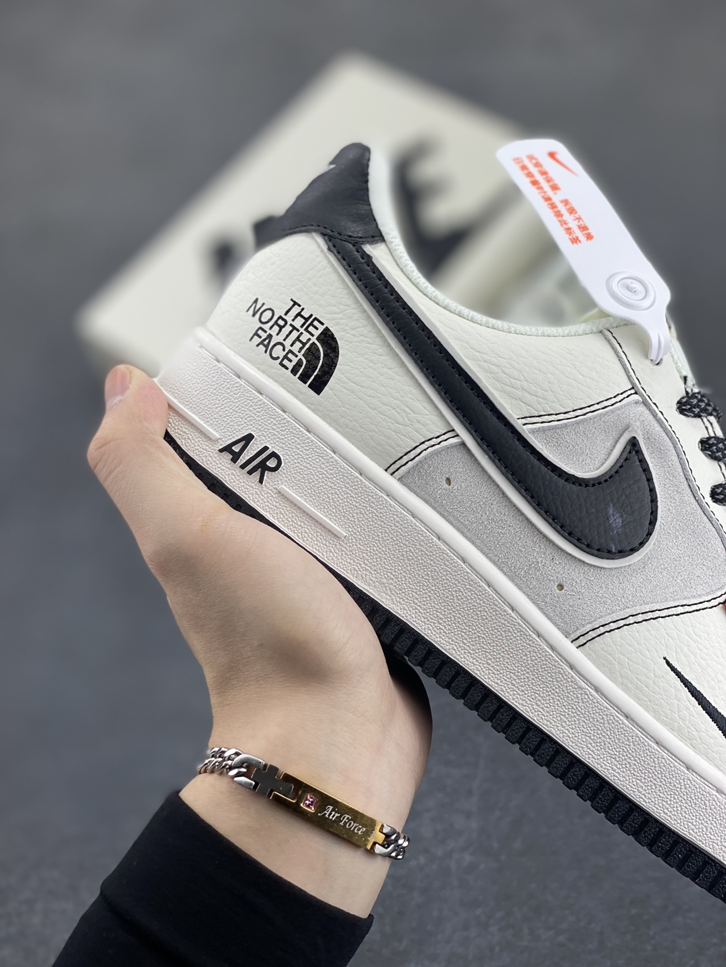 图片[6]-Nike Air Force 1 Low 空军一号低帮百搭休闲运动板鞋。柔软、弹性十足的缓震性能和出色的中底设计，横跨复古与现代的外型结合，造就出风靡全球三十多年的Force 1，直到今天还深受青睐。 货号：BB7518-010 尺码：36 36.5 37.5 38 38.5 39 40 40.5 41 42 42.5 43 44 44.5 45-选品中心