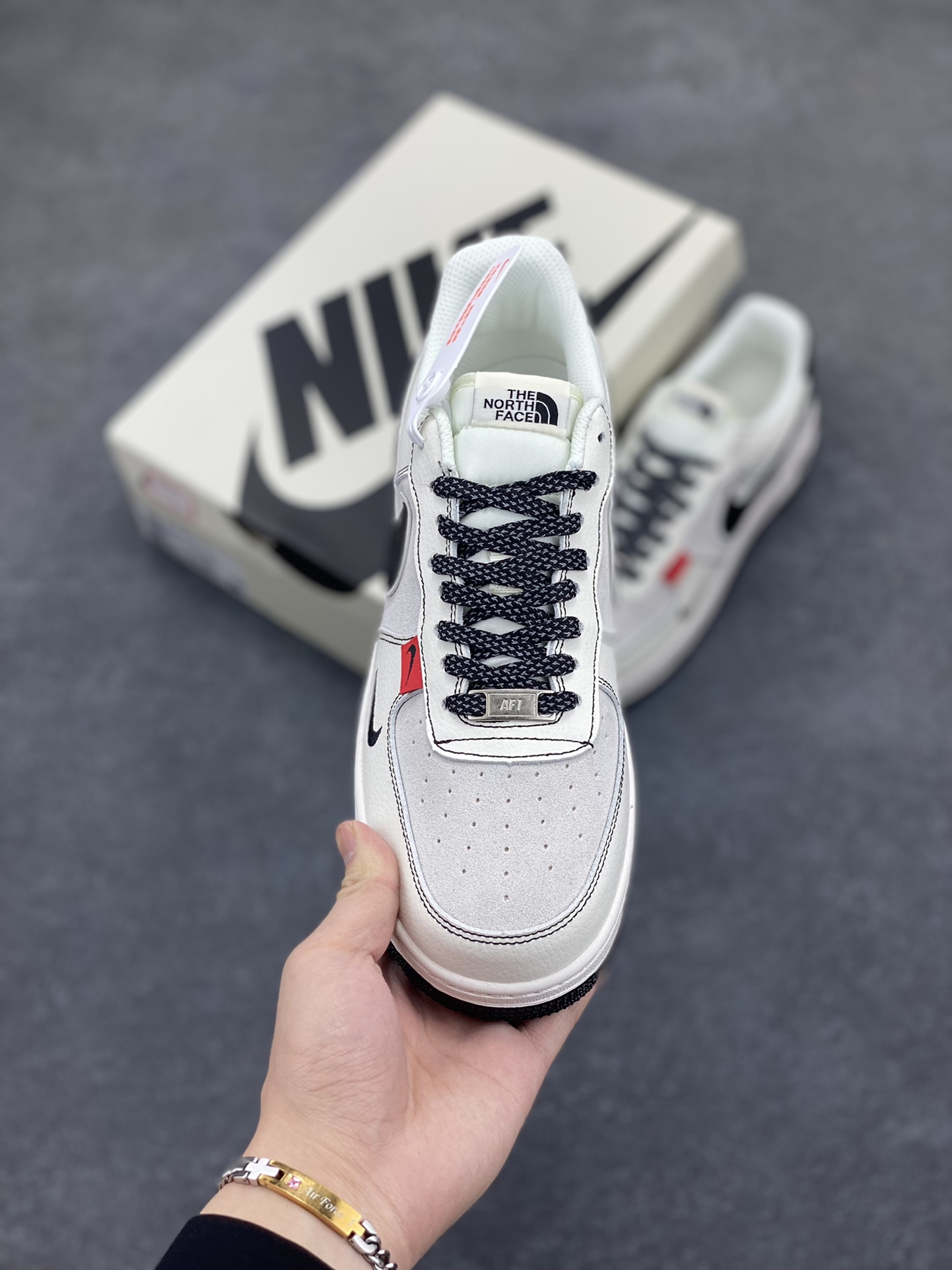 图片[2]-Nike Air Force 1 Low 空军一号低帮百搭休闲运动板鞋。柔软、弹性十足的缓震性能和出色的中底设计，横跨复古与现代的外型结合，造就出风靡全球三十多年的Force 1，直到今天还深受青睐。 货号：BB7518-010 尺码：36 36.5 37.5 38 38.5 39 40 40.5 41 42 42.5 43 44 44.5 45-选品中心