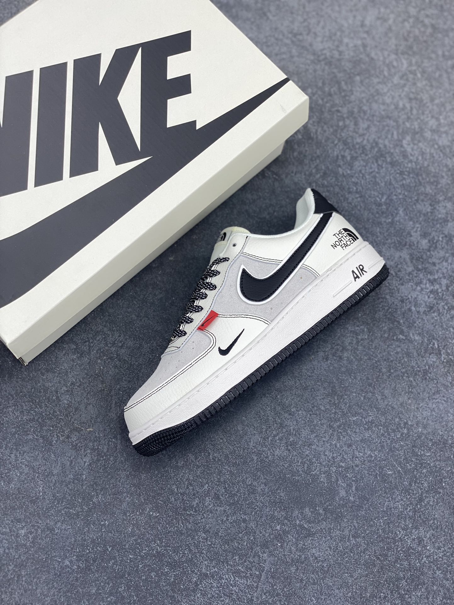 图片[7]-Nike Air Force 1 Low 空军一号低帮百搭休闲运动板鞋。柔软、弹性十足的缓震性能和出色的中底设计，横跨复古与现代的外型结合，造就出风靡全球三十多年的Force 1，直到今天还深受青睐。 货号：BB7518-010 尺码：36 36.5 37.5 38 38.5 39 40 40.5 41 42 42.5 43 44 44.5 45-选品中心