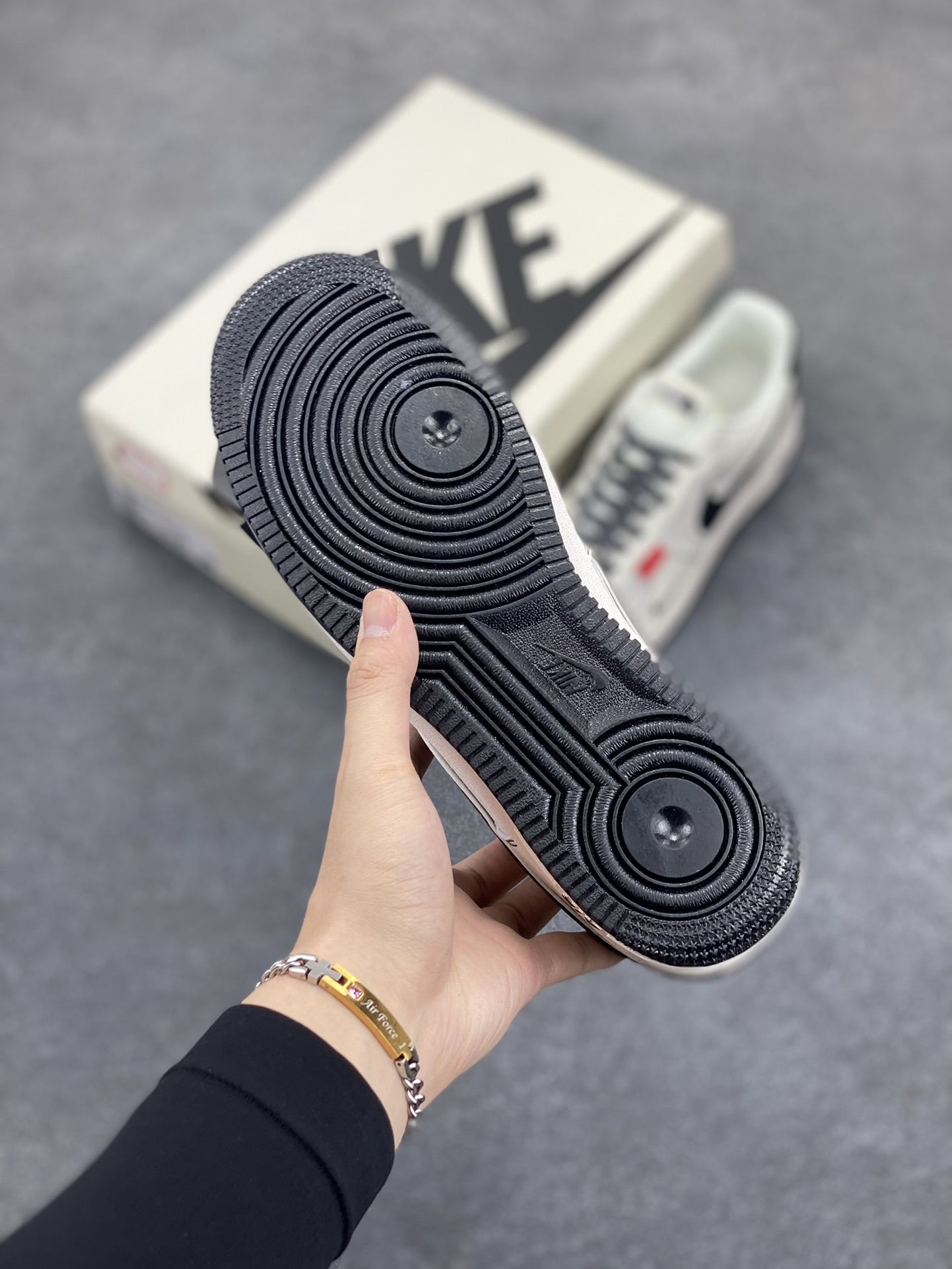 图片[5]-Nike Air Force 1 Low 空军一号低帮百搭休闲运动板鞋。柔软、弹性十足的缓震性能和出色的中底设计，横跨复古与现代的外型结合，造就出风靡全球三十多年的Force 1，直到今天还深受青睐。 货号：BB7518-010 尺码：36 36.5 37.5 38 38.5 39 40 40.5 41 42 42.5 43 44 44.5 45-选品中心