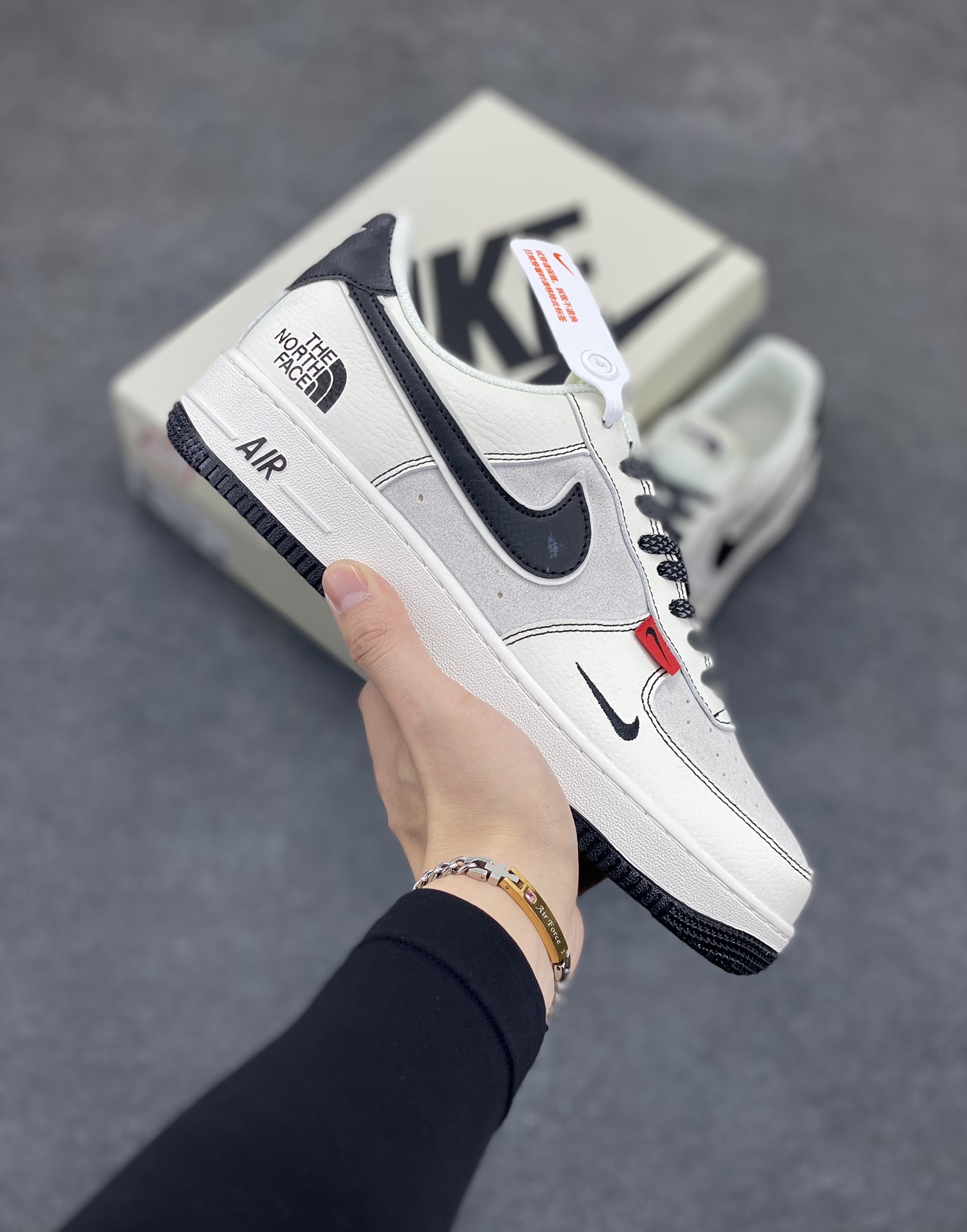 Nike Air Force 1 Low 空军一号低帮百搭休闲运动板鞋。柔软、弹性十足的缓震性能和出色的中底设计,横跨复古与现代的外型结合,造就出风靡全球三十多年的Force 1,直到今天还深受青睐。 货号:BB7518-010 尺码:36 36.5 37.5 38 38.5 39 40 40.5 41 42 42.5 43 44 44.5 45-选品中心