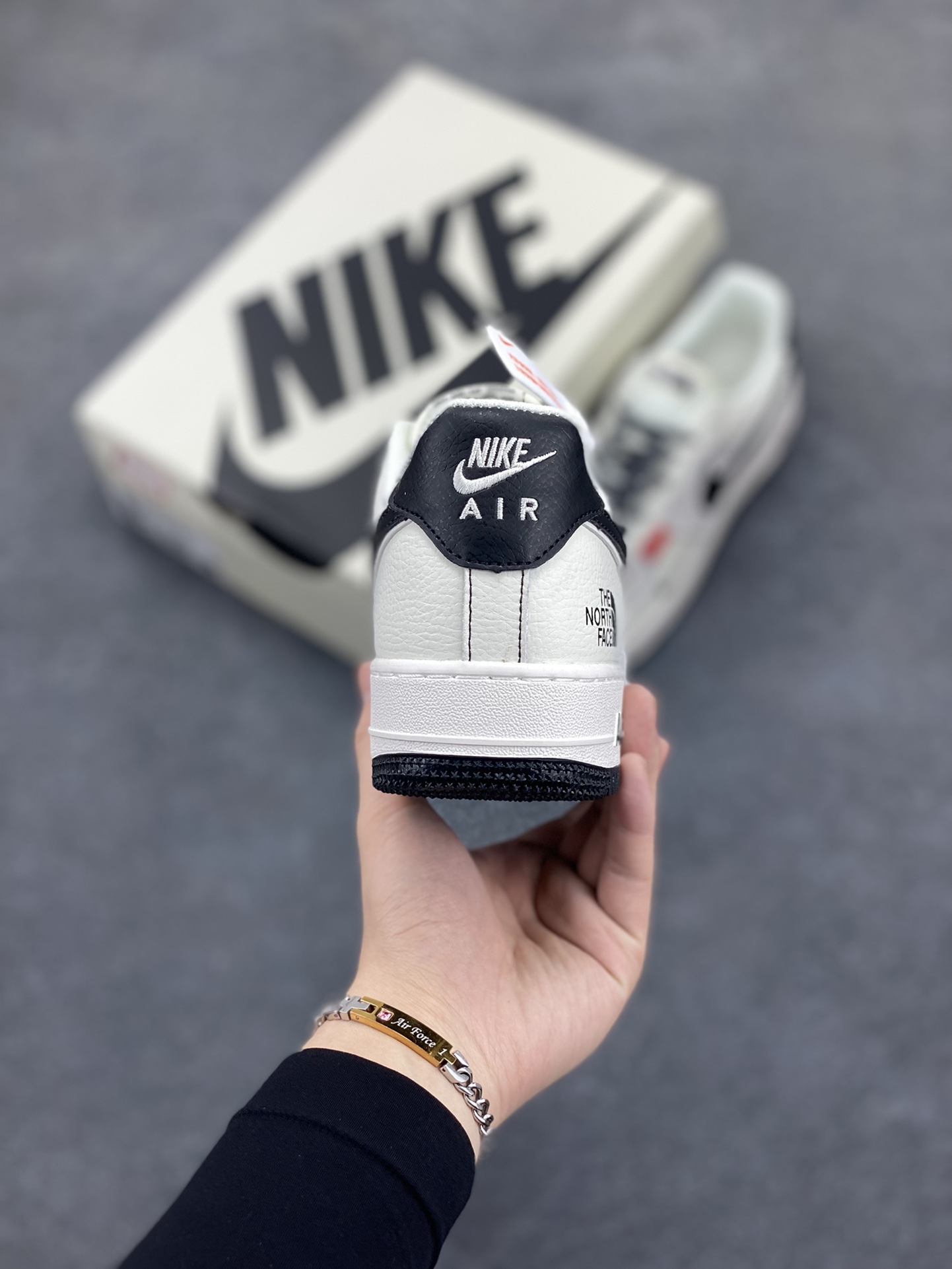 图片[4]-Nike Air Force 1 Low 空军一号低帮百搭休闲运动板鞋。柔软、弹性十足的缓震性能和出色的中底设计，横跨复古与现代的外型结合，造就出风靡全球三十多年的Force 1，直到今天还深受青睐。 货号：BB7518-010 尺码：36 36.5 37.5 38 38.5 39 40 40.5 41 42 42.5 43 44 44.5 45-选品中心