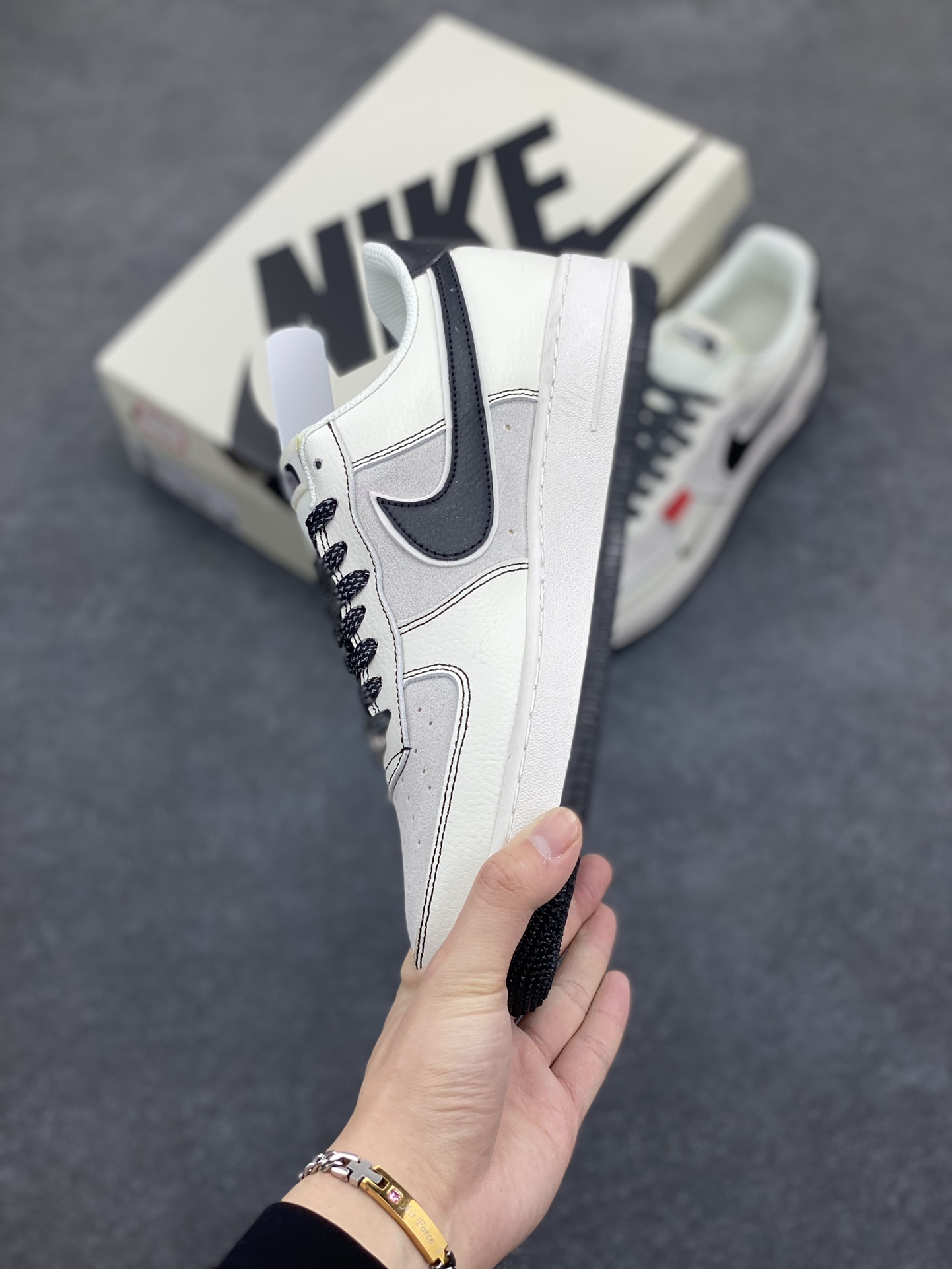 图片[3]-Nike Air Force 1 Low 空军一号低帮百搭休闲运动板鞋。柔软、弹性十足的缓震性能和出色的中底设计，横跨复古与现代的外型结合，造就出风靡全球三十多年的Force 1，直到今天还深受青睐。 货号：BB7518-010 尺码：36 36.5 37.5 38 38.5 39 40 40.5 41 42 42.5 43 44 44.5 45-选品中心
