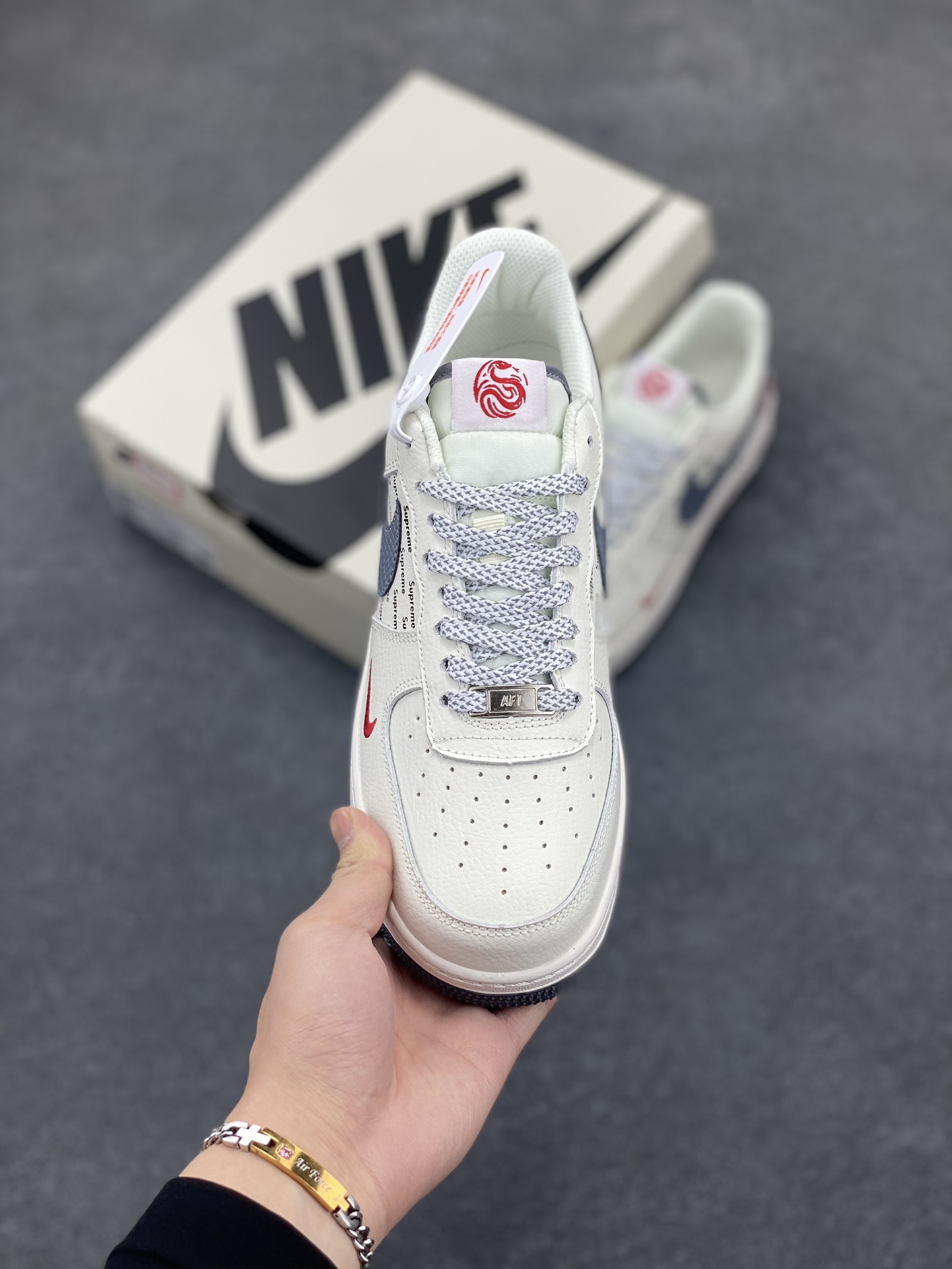 图片[2]-Nike Air Force 1 Low 空军一号低帮百搭休闲运动板鞋。柔软、弹性十足的缓震性能和出色的中底设计，横跨复古与现代的外型结合，造就出风靡全球三十多年的Force 1，直到今天还深受青睐。 货号：XS1958-503 尺码：36 36.5 37.5 38 38.5 39 40 40.5 41 42 42.5 43 44 44.5 45-选品中心