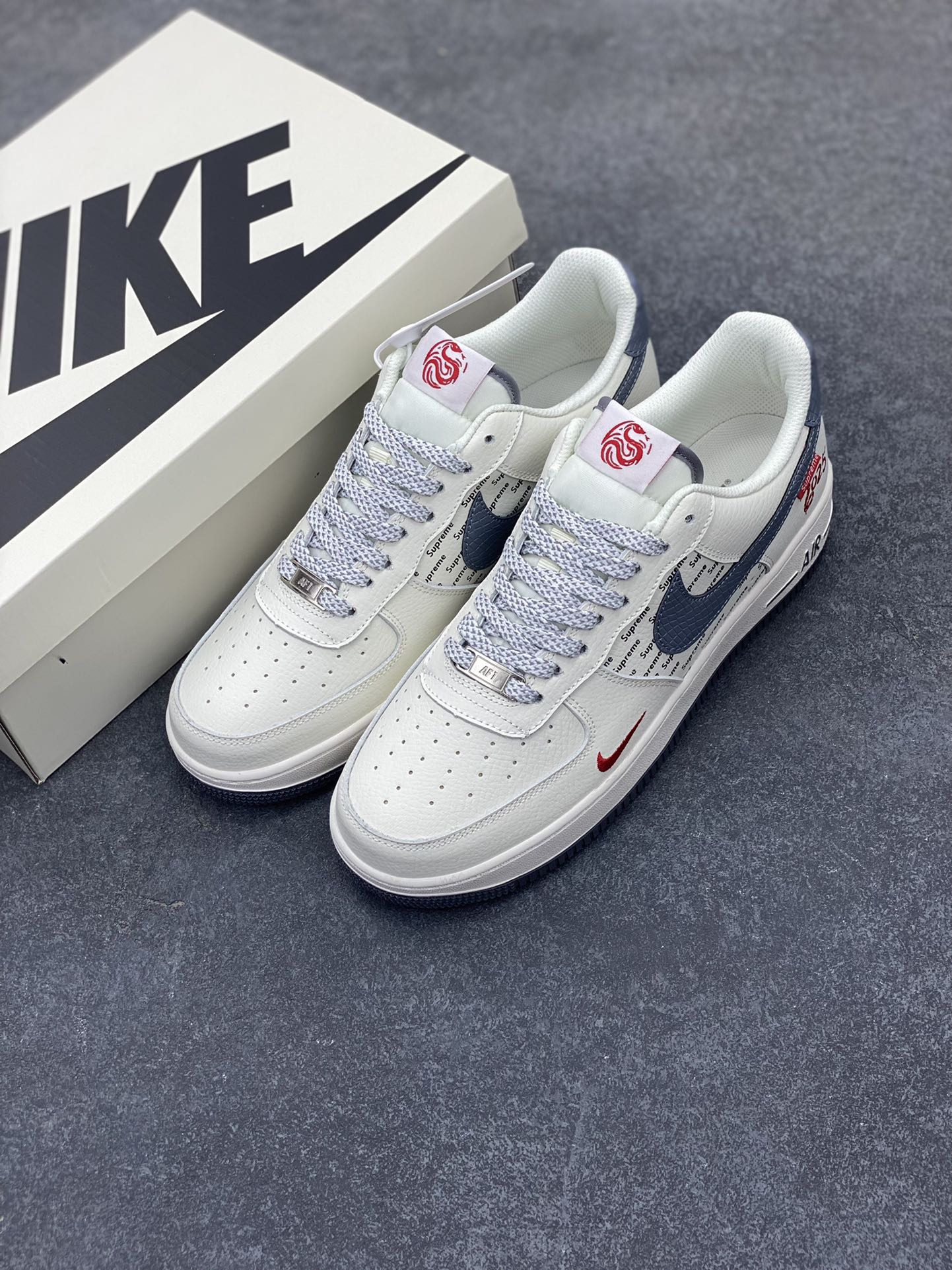 图片[8]-Nike Air Force 1 Low 空军一号低帮百搭休闲运动板鞋。柔软、弹性十足的缓震性能和出色的中底设计，横跨复古与现代的外型结合，造就出风靡全球三十多年的Force 1，直到今天还深受青睐。 货号：XS1958-503 尺码：36 36.5 37.5 38 38.5 39 40 40.5 41 42 42.5 43 44 44.5 45-选品中心