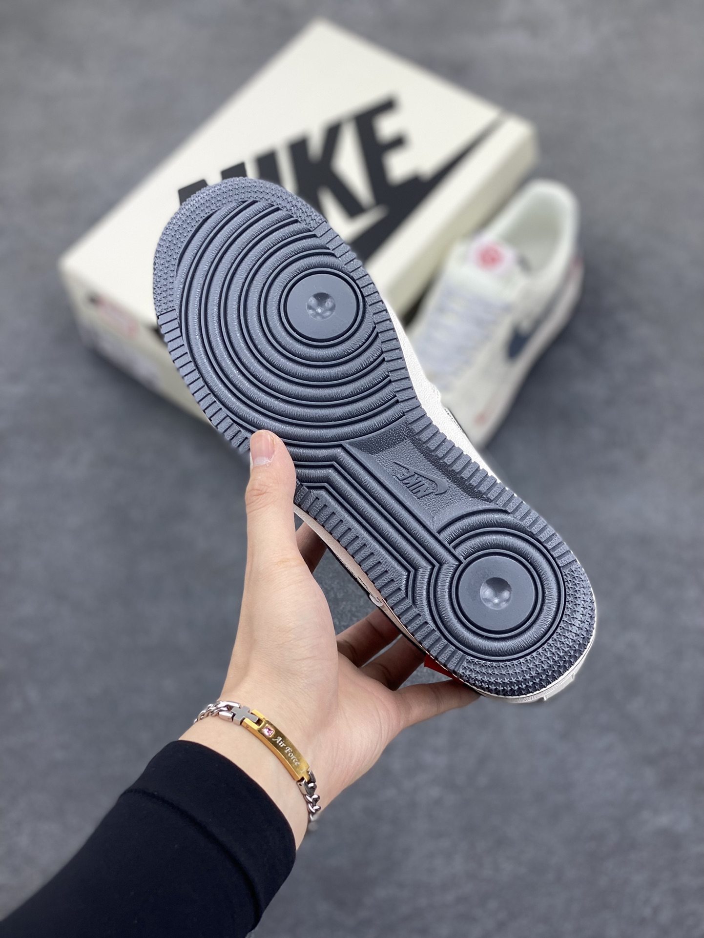 图片[5]-Nike Air Force 1 Low 空军一号低帮百搭休闲运动板鞋。柔软、弹性十足的缓震性能和出色的中底设计，横跨复古与现代的外型结合，造就出风靡全球三十多年的Force 1，直到今天还深受青睐。 货号：XS1958-503 尺码：36 36.5 37.5 38 38.5 39 40 40.5 41 42 42.5 43 44 44.5 45-选品中心