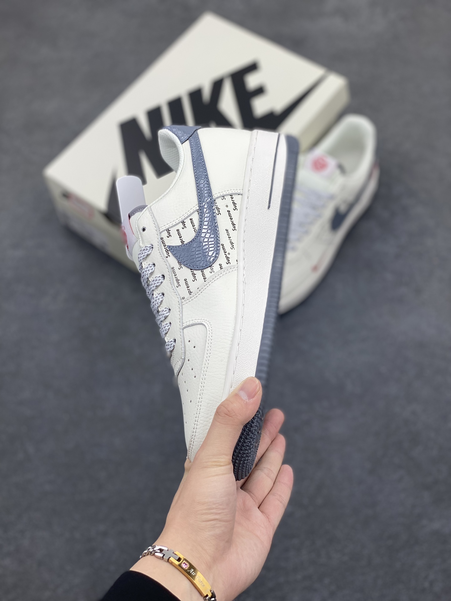 图片[3]-Nike Air Force 1 Low 空军一号低帮百搭休闲运动板鞋。柔软、弹性十足的缓震性能和出色的中底设计，横跨复古与现代的外型结合，造就出风靡全球三十多年的Force 1，直到今天还深受青睐。 货号：XS1958-503 尺码：36 36.5 37.5 38 38.5 39 40 40.5 41 42 42.5 43 44 44.5 45-选品中心