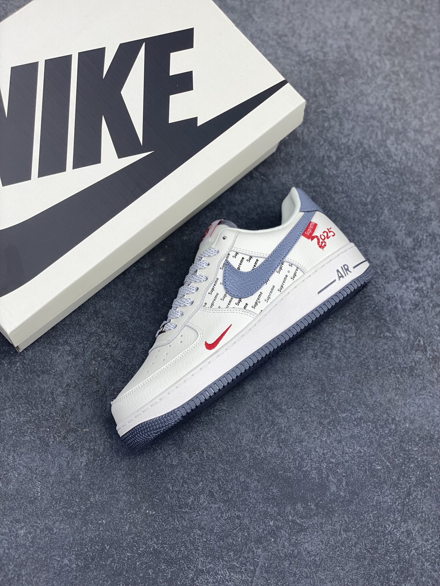 图片[7]-Nike Air Force 1 Low 空军一号低帮百搭休闲运动板鞋。柔软、弹性十足的缓震性能和出色的中底设计，横跨复古与现代的外型结合，造就出风靡全球三十多年的Force 1，直到今天还深受青睐。 货号：XS1958-503 尺码：36 36.5 37.5 38 38.5 39 40 40.5 41 42 42.5 43 44 44.5 45-选品中心
