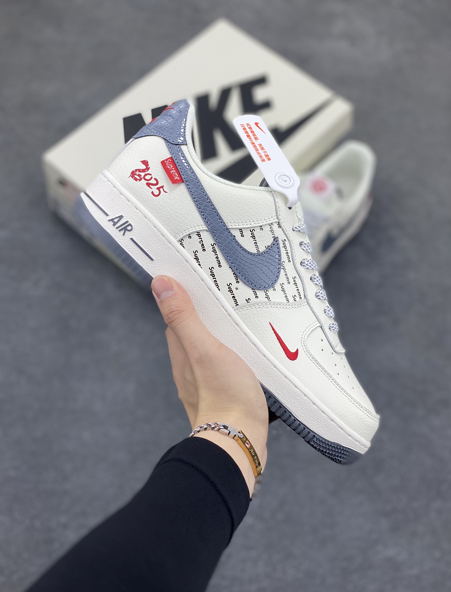 Nike Air Force 1 Low 空军一号低帮百搭休闲运动板鞋。柔软、弹性十足的缓震性能和出色的中底设计,横跨复古与现代的外型结合,造就出风靡全球三十多年的Force 1,直到今天还深受青睐。 货号:XS1958-503 尺码:36 36.5 37.5 38 38.5 39 40 40.5 41 42 42.5 43 44 44.5 45-选品中心