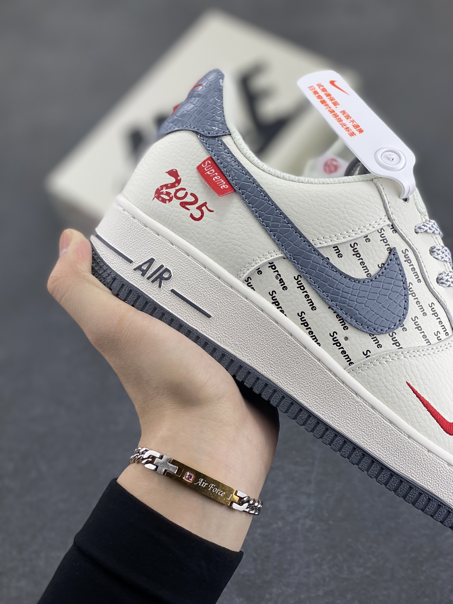 图片[6]-Nike Air Force 1 Low 空军一号低帮百搭休闲运动板鞋。柔软、弹性十足的缓震性能和出色的中底设计，横跨复古与现代的外型结合，造就出风靡全球三十多年的Force 1，直到今天还深受青睐。 货号：XS1958-503 尺码：36 36.5 37.5 38 38.5 39 40 40.5 41 42 42.5 43 44 44.5 45-选品中心